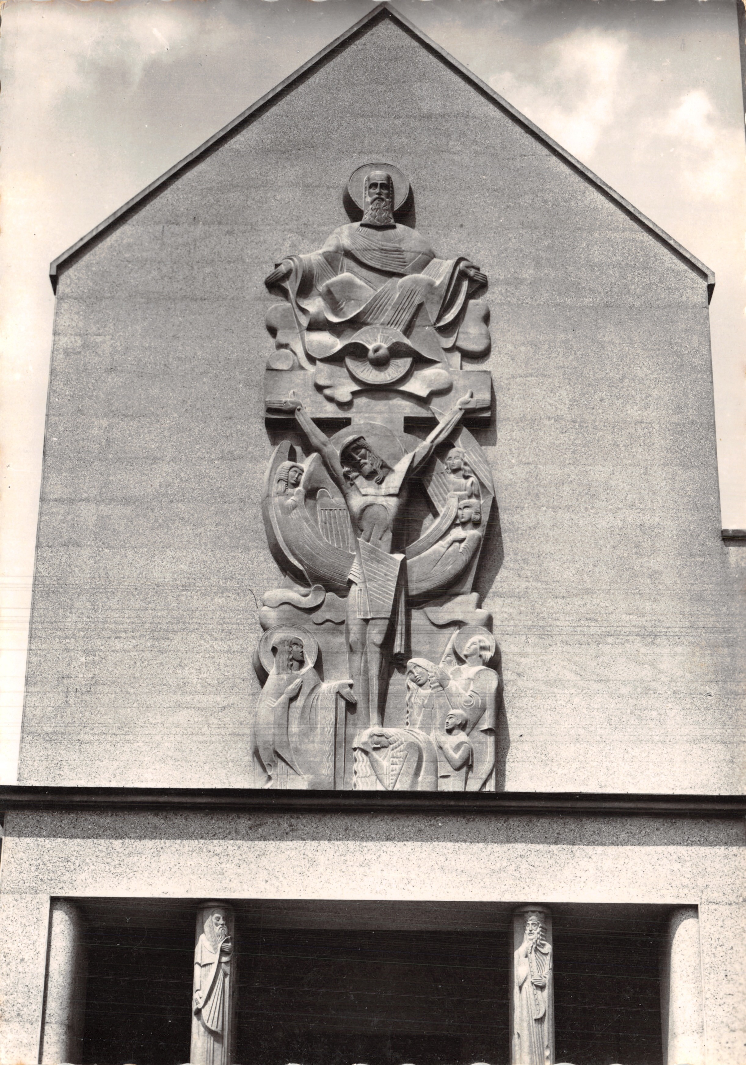 Basílica de Notre-Dame de la Trinité — fachada adornada con un relieve — Éditions N.-D. de la Trinité - Blois