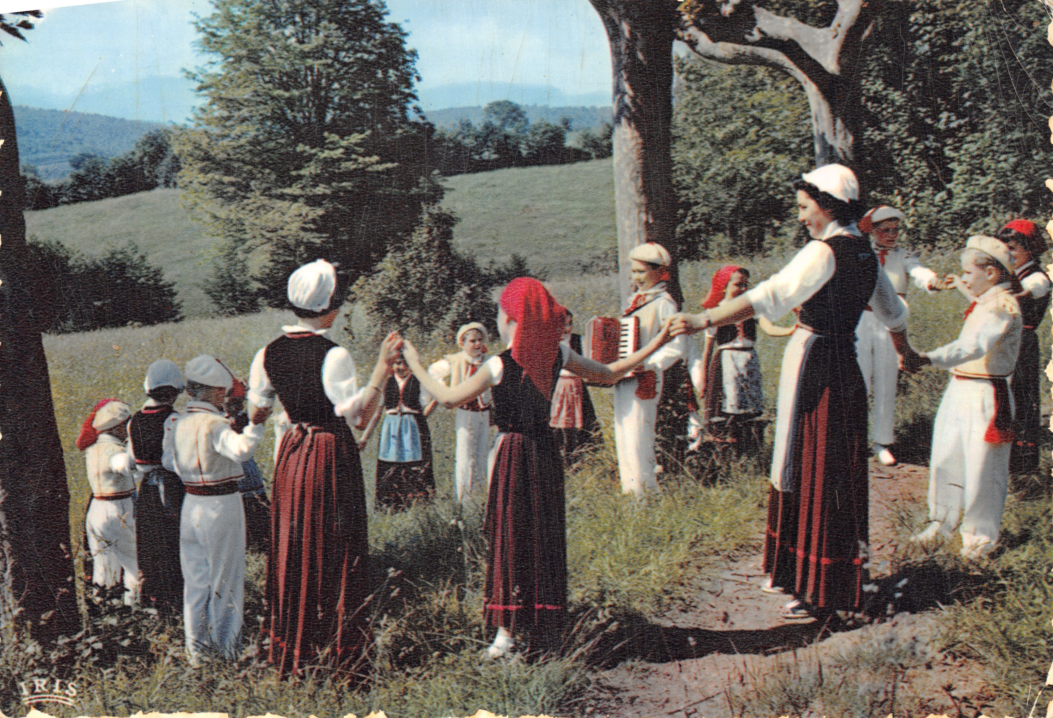 Baile folklórico — escena al aire libre bajo un árbol — editor ERIS