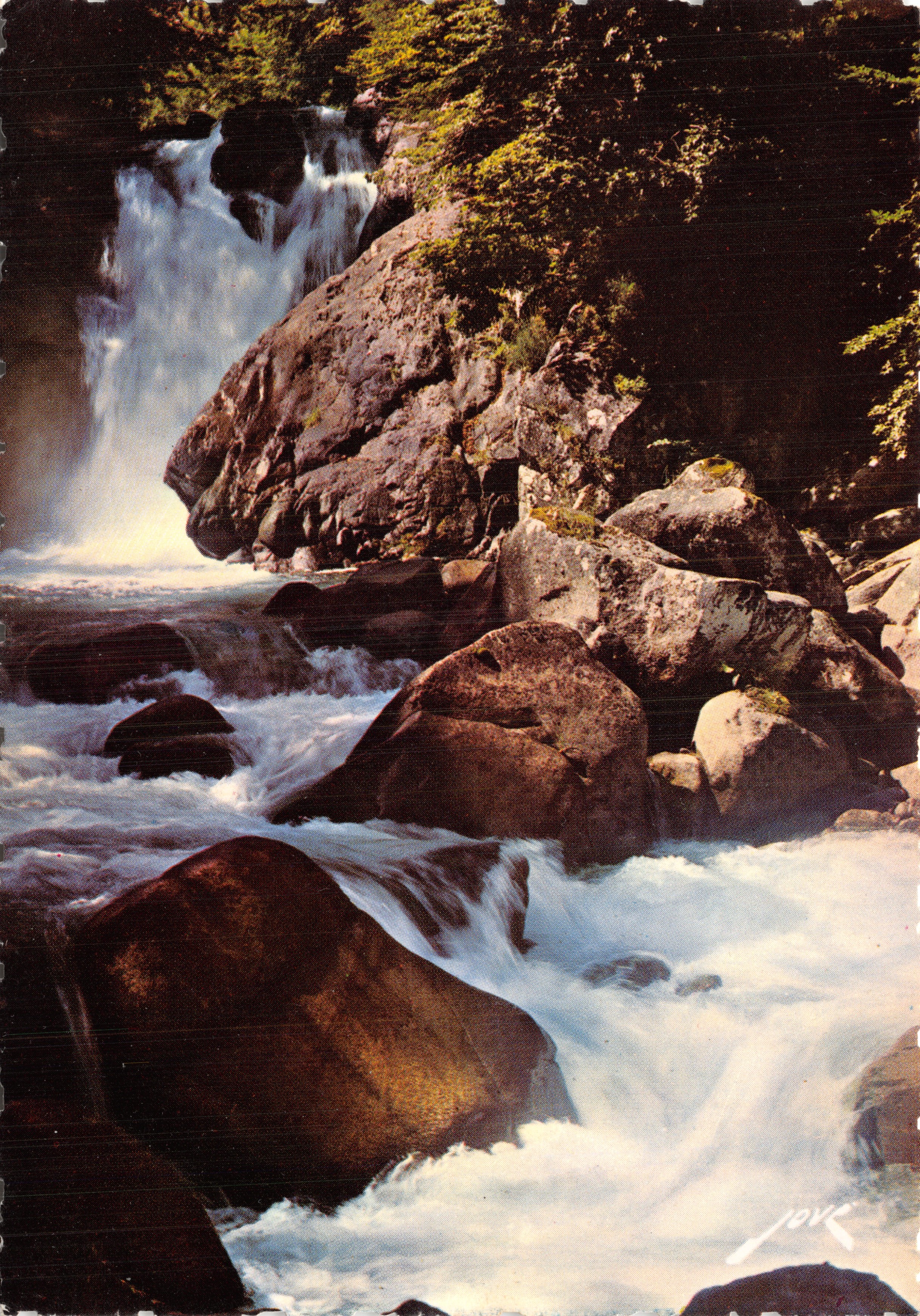 Cascada del Château-d'Este — vista de la cascada en la naturaleza — editor JOVE