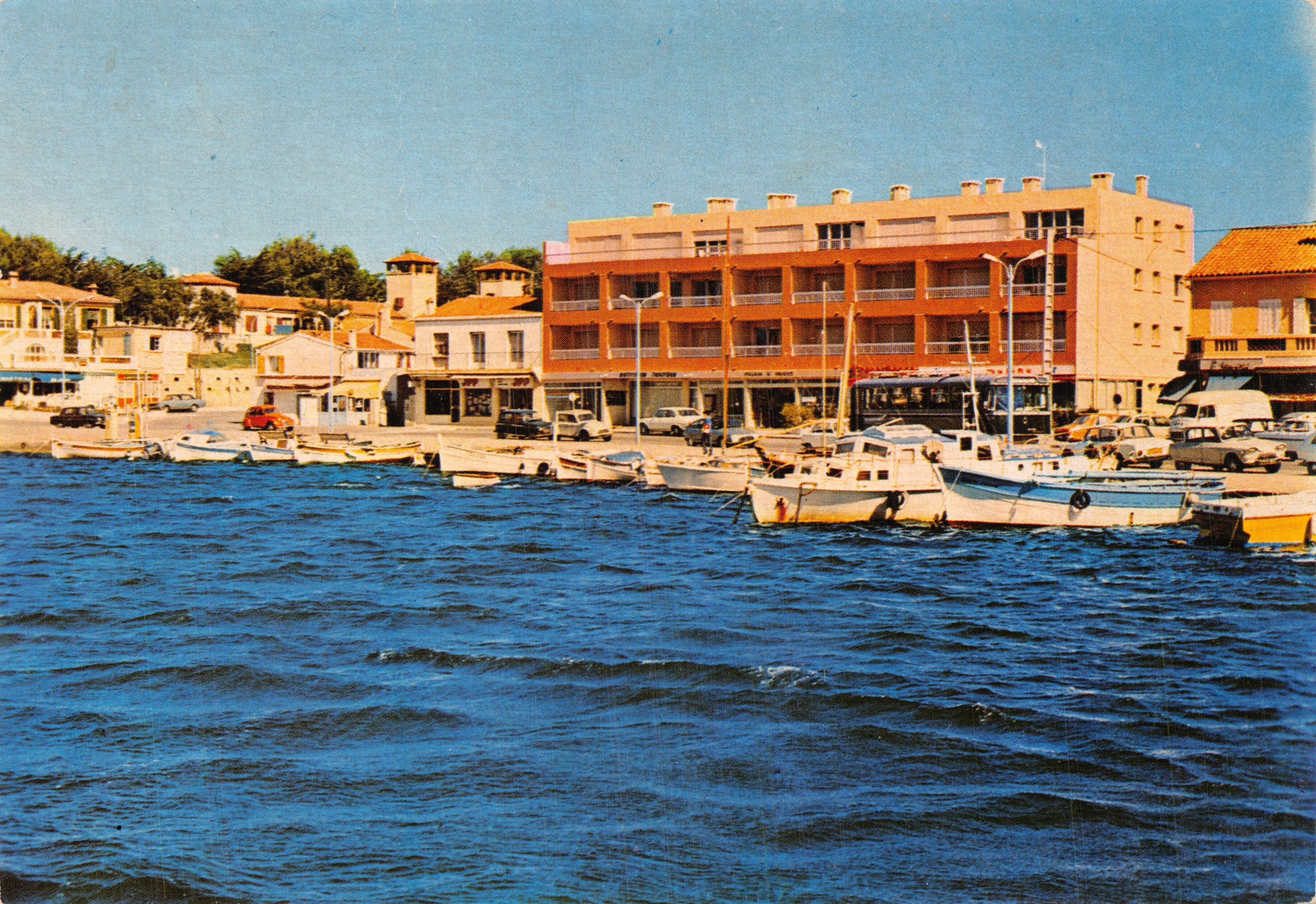 Côte Varoise - Le Brusc — Le port et les quais, au fond, le Palais d'Orient — Éditions S.E.P.T., Boulevard Gorbella - Nice, n°78/147