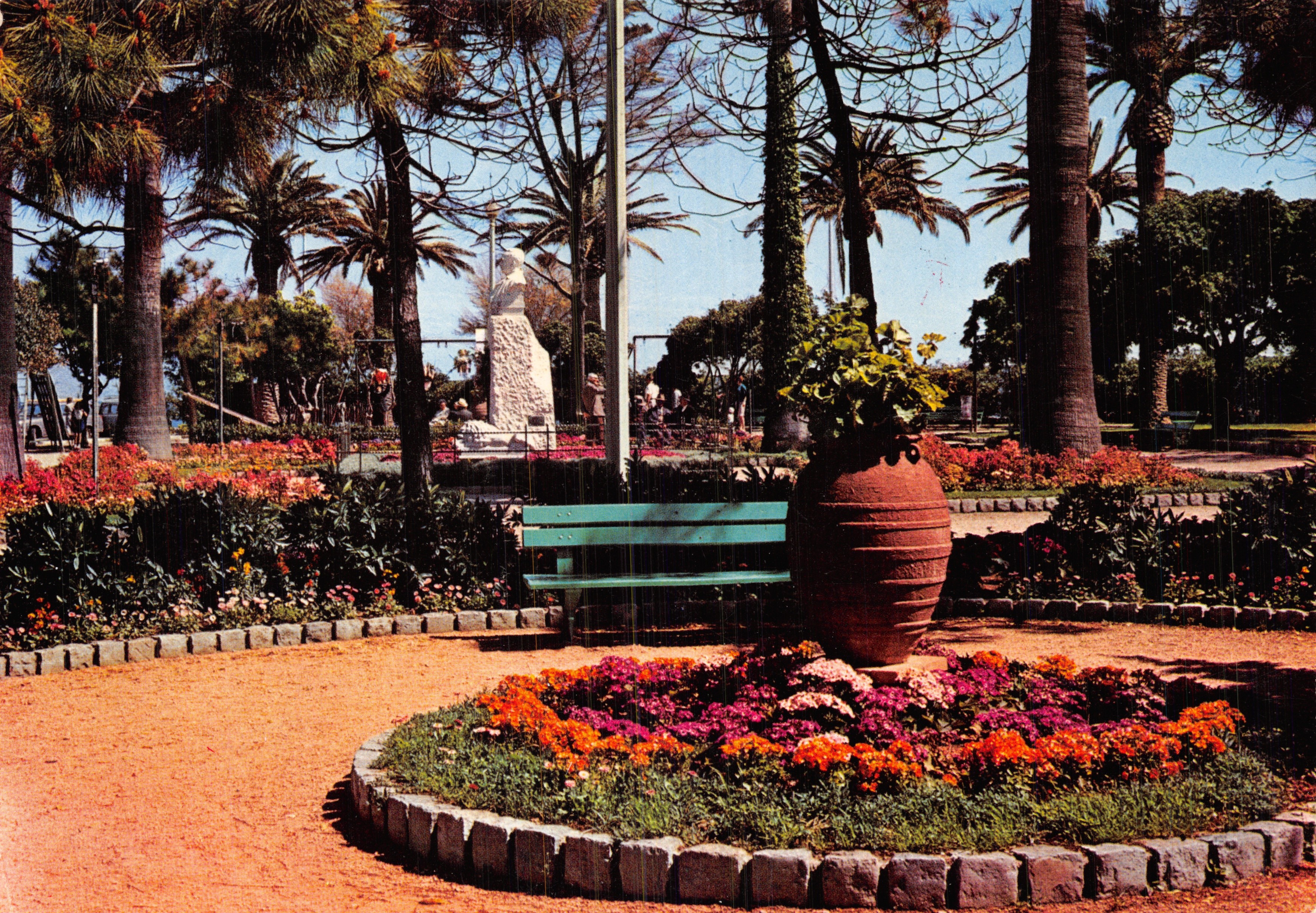 Antibes — Blühender Garten mit Bank und Keramik — Éditions S.E.P.T., NICE