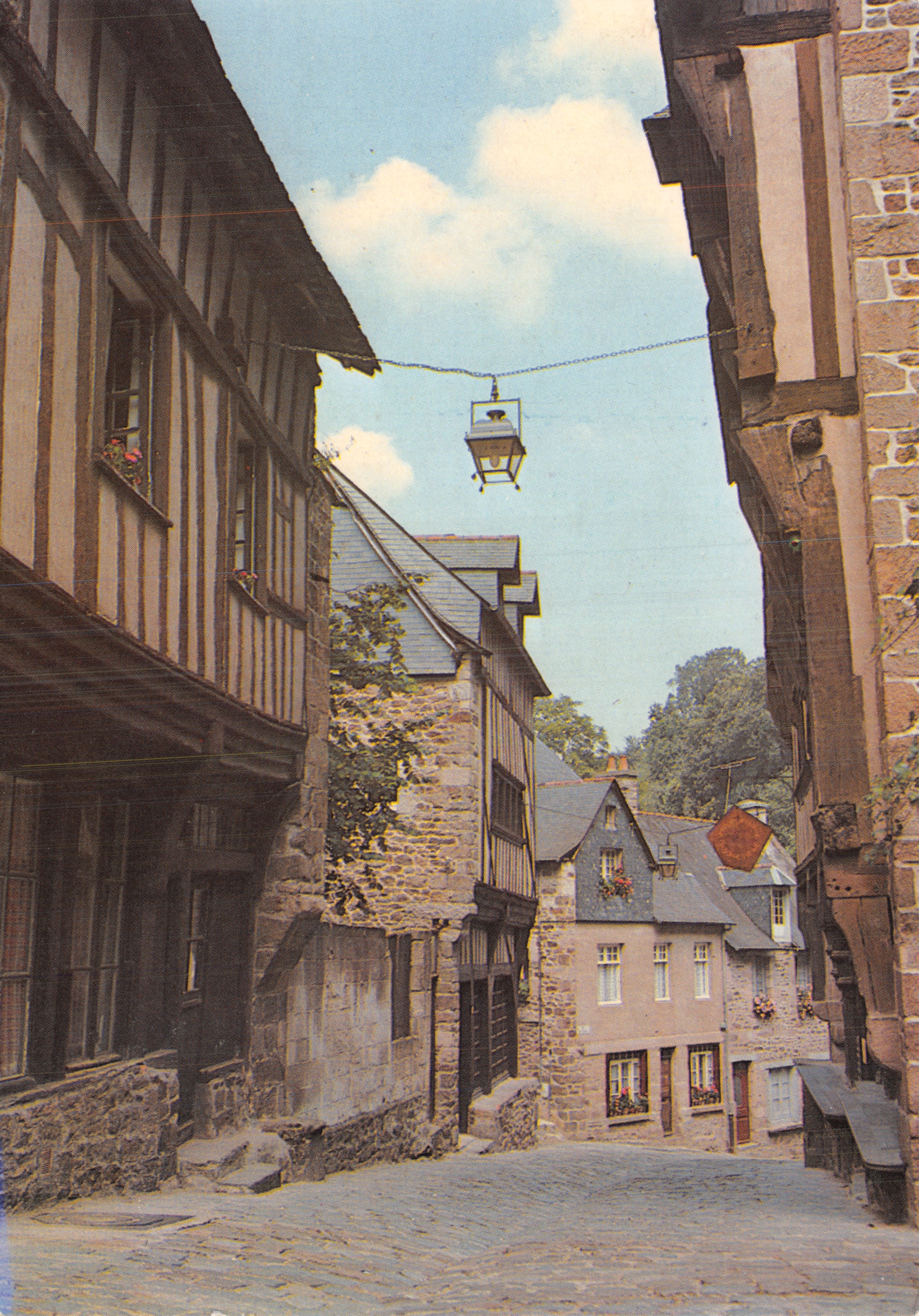 Via del Petit-Fort — vista della strada pavimentata tra case a colombage a Dinan — Imprimerie de France