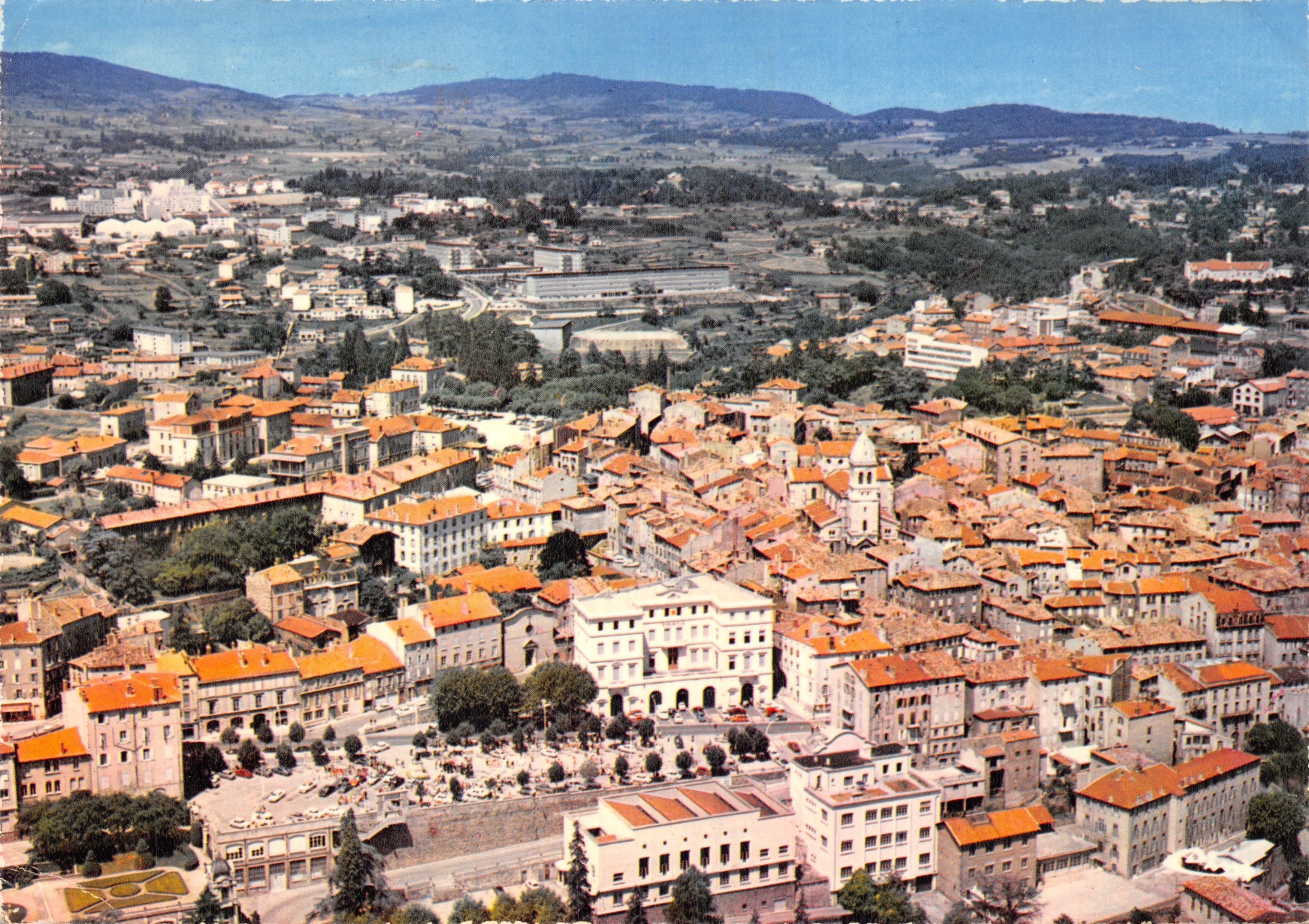 Annonay (Ardèche) — vista aerea con il municipio e il liceo in fondo — Editore Combier