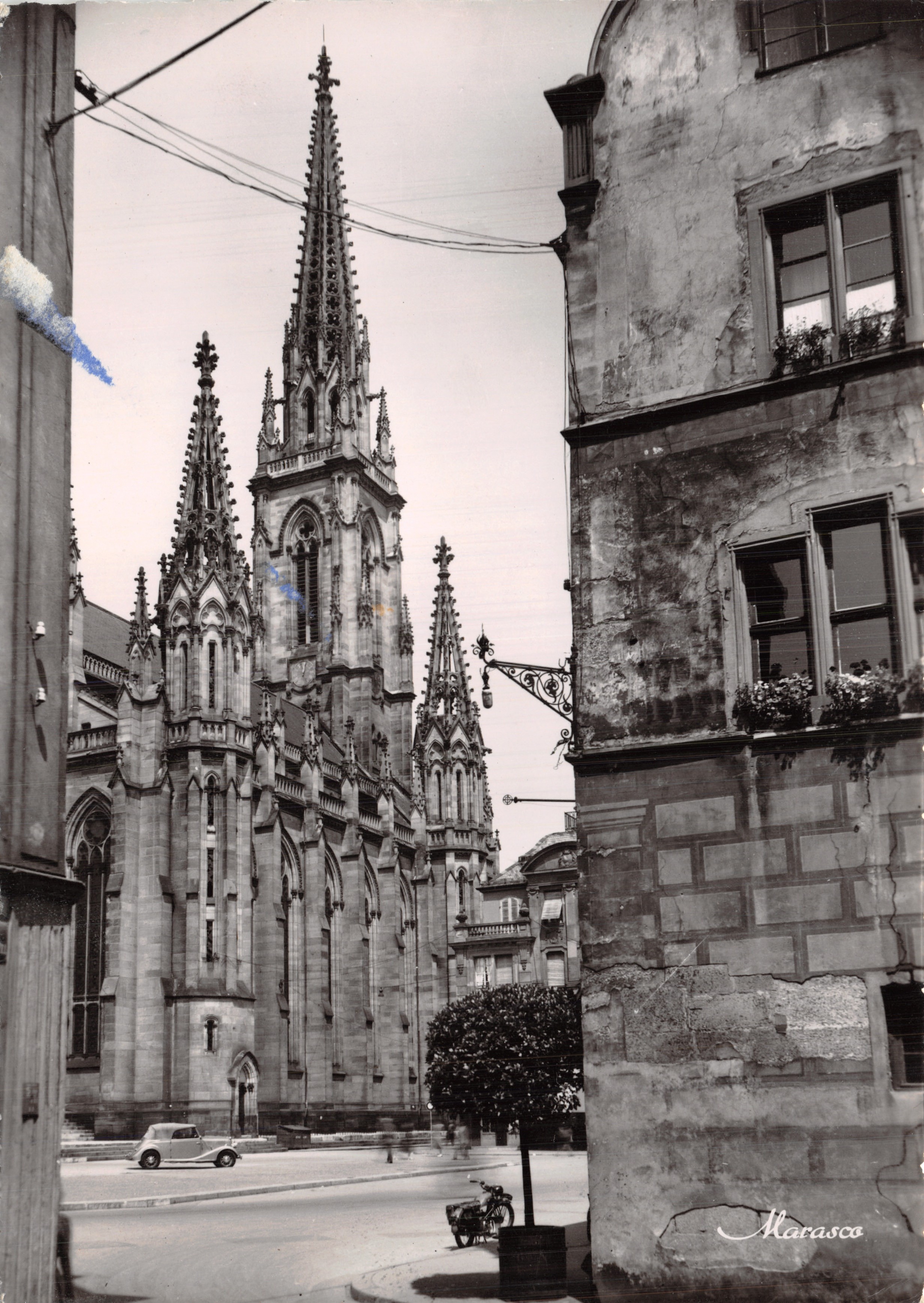 Iglesia de San Etienne en Mulhouse — vista de la fachada gótica con campanario central — editor Marasco