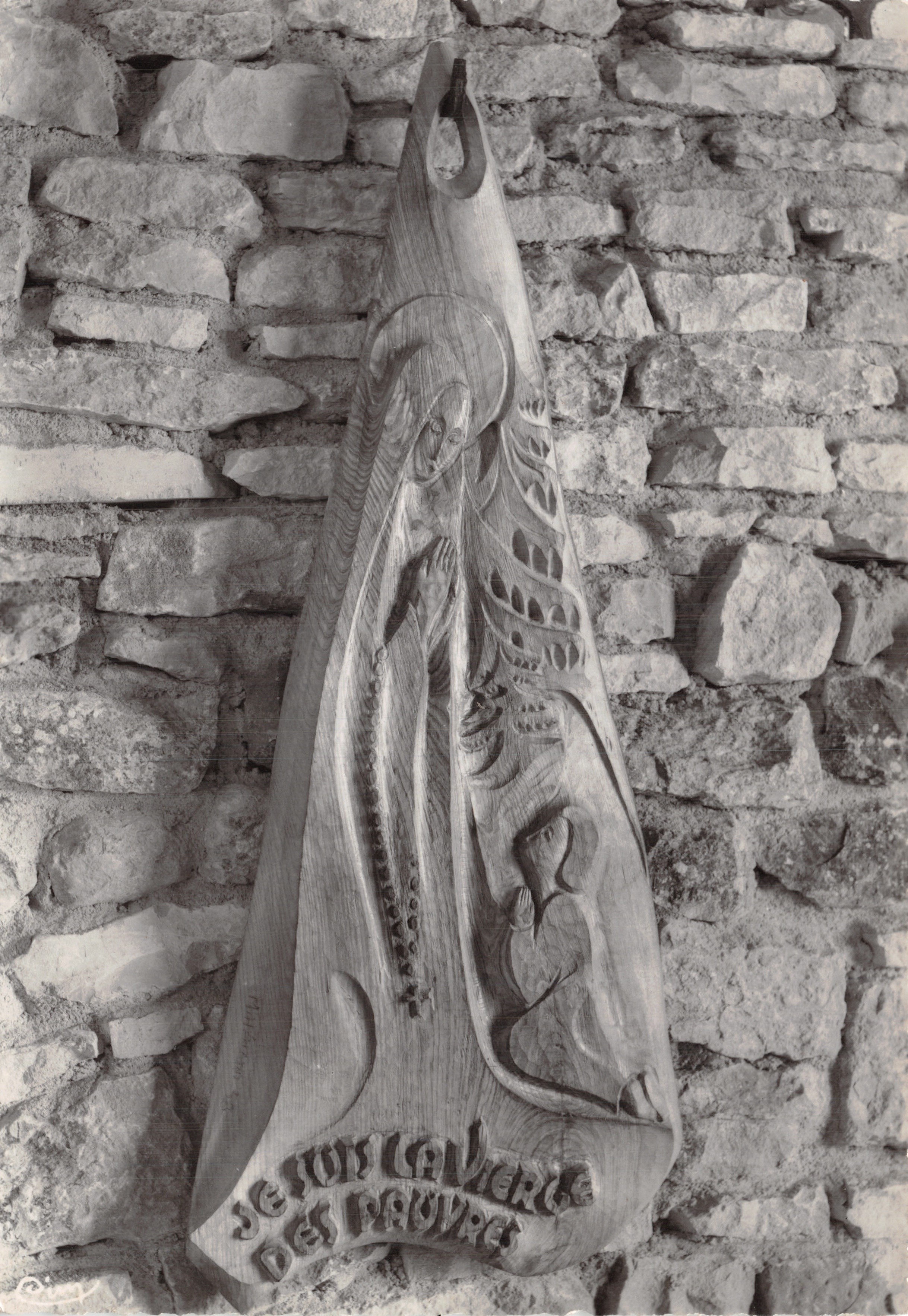 Sermizelles (Yonne) — Kerk Notre-Dame d'Orient, bas-relief van de Heilige Moeder van de Armen — Beeldhouwer: Marc Hénard, uitgever COMBIER IMP. MACON