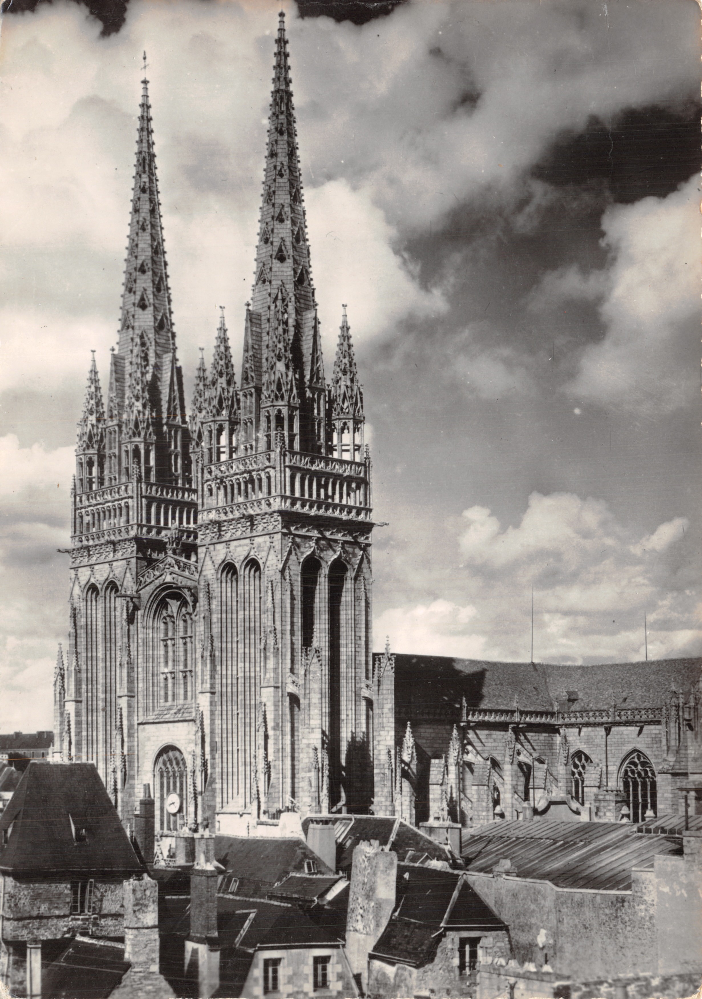 Kathedraal Saint-Corentin — uitzicht op de twee torens en de klokkenstoel — uitgever La Cathédrale Saint-Corentin