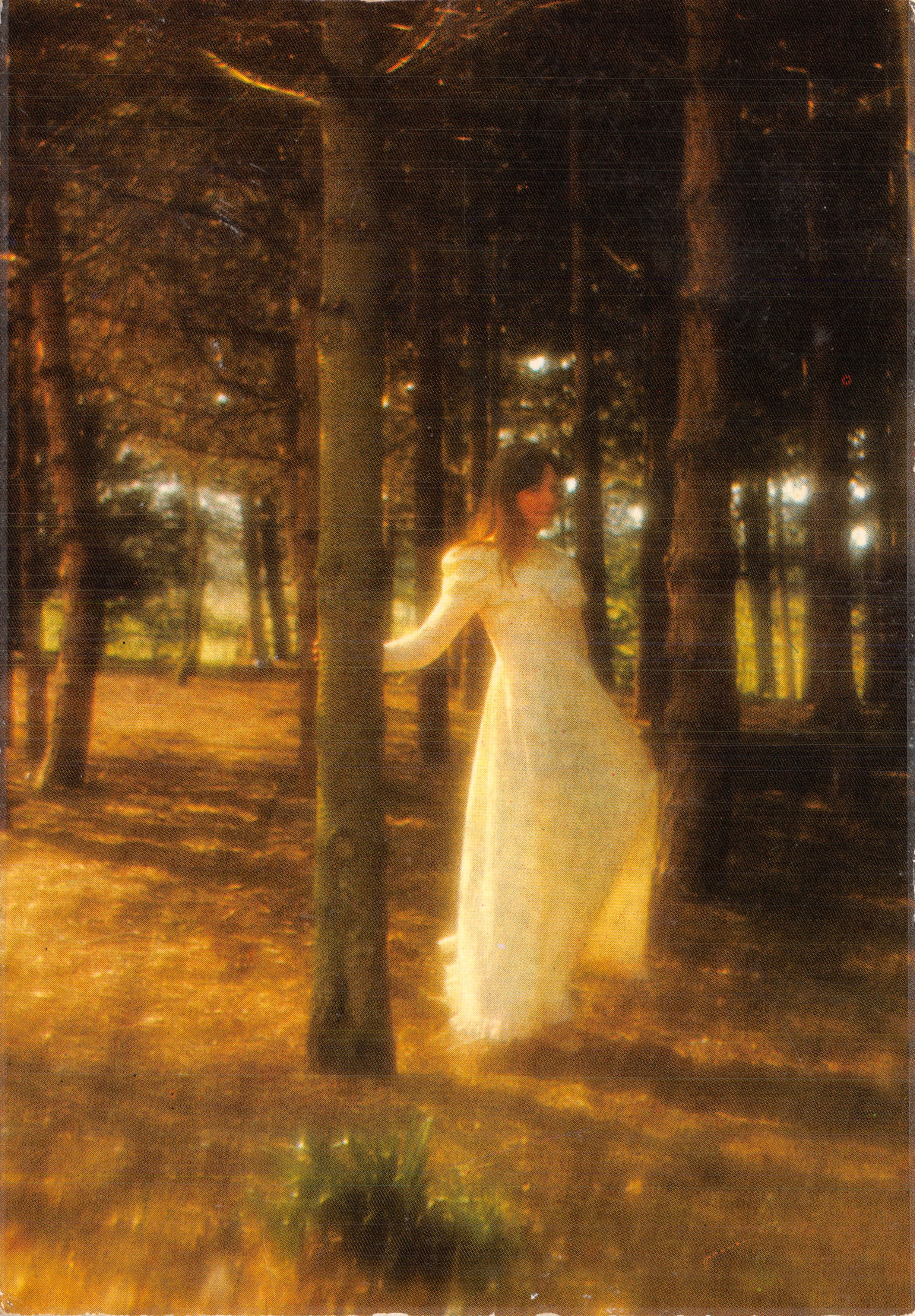 Frau in weißem Kleid in einem Wald — leuchtende Szene — In Frankreich gedruckt n°40370