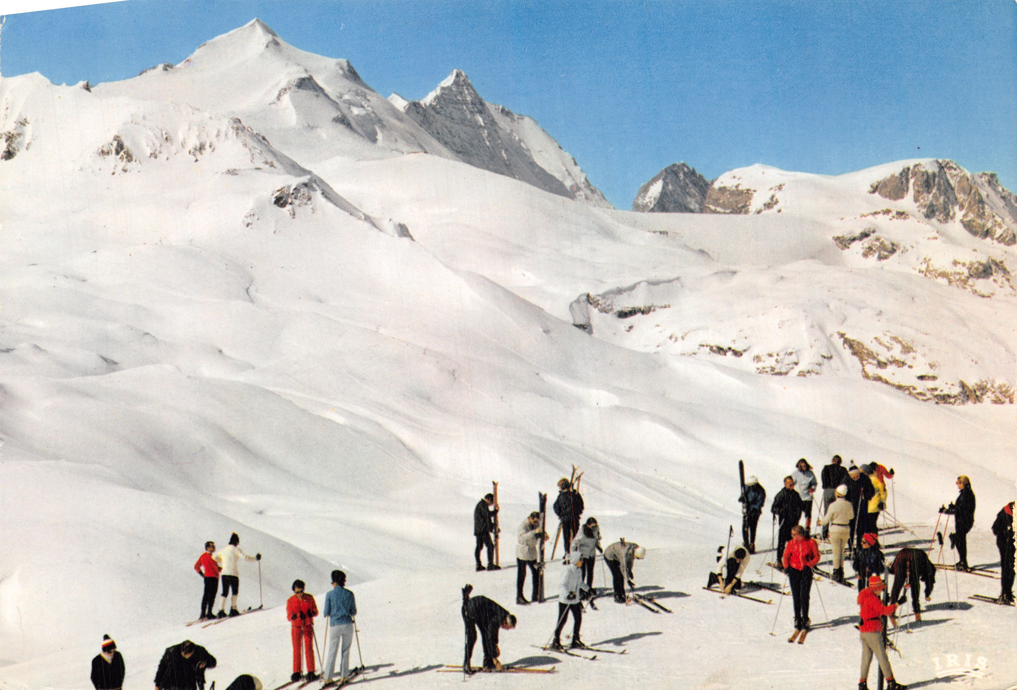 Tignes (Savoie) — skieurs sur les pistes des Tômeuses, vue depuis l'arrivée du téléphérique — Lumicad