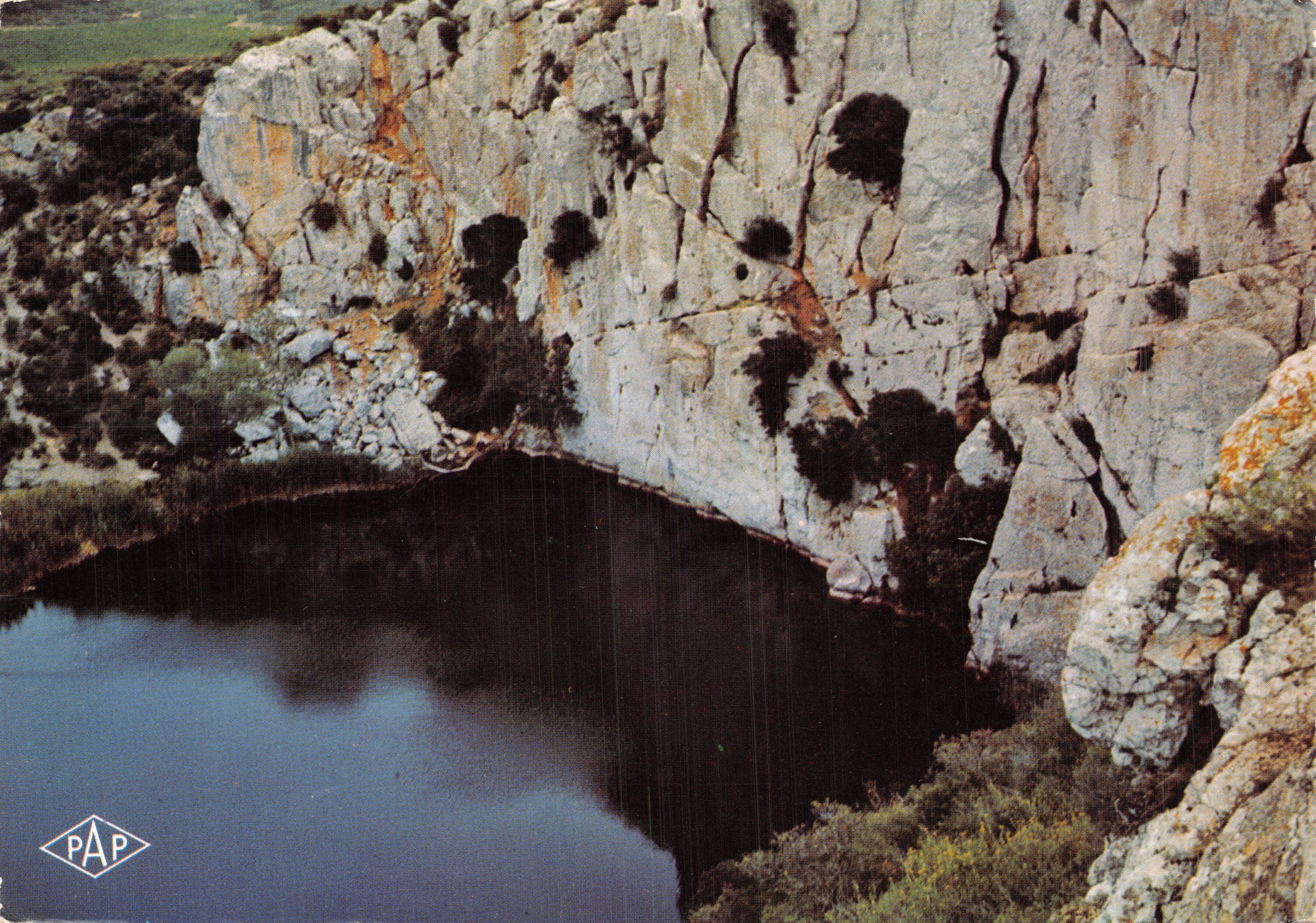 L'occhio dolce — lago naturale nascosto in un canyon roccioso — Éditions S. Audunaires, Périgean (P.O.)