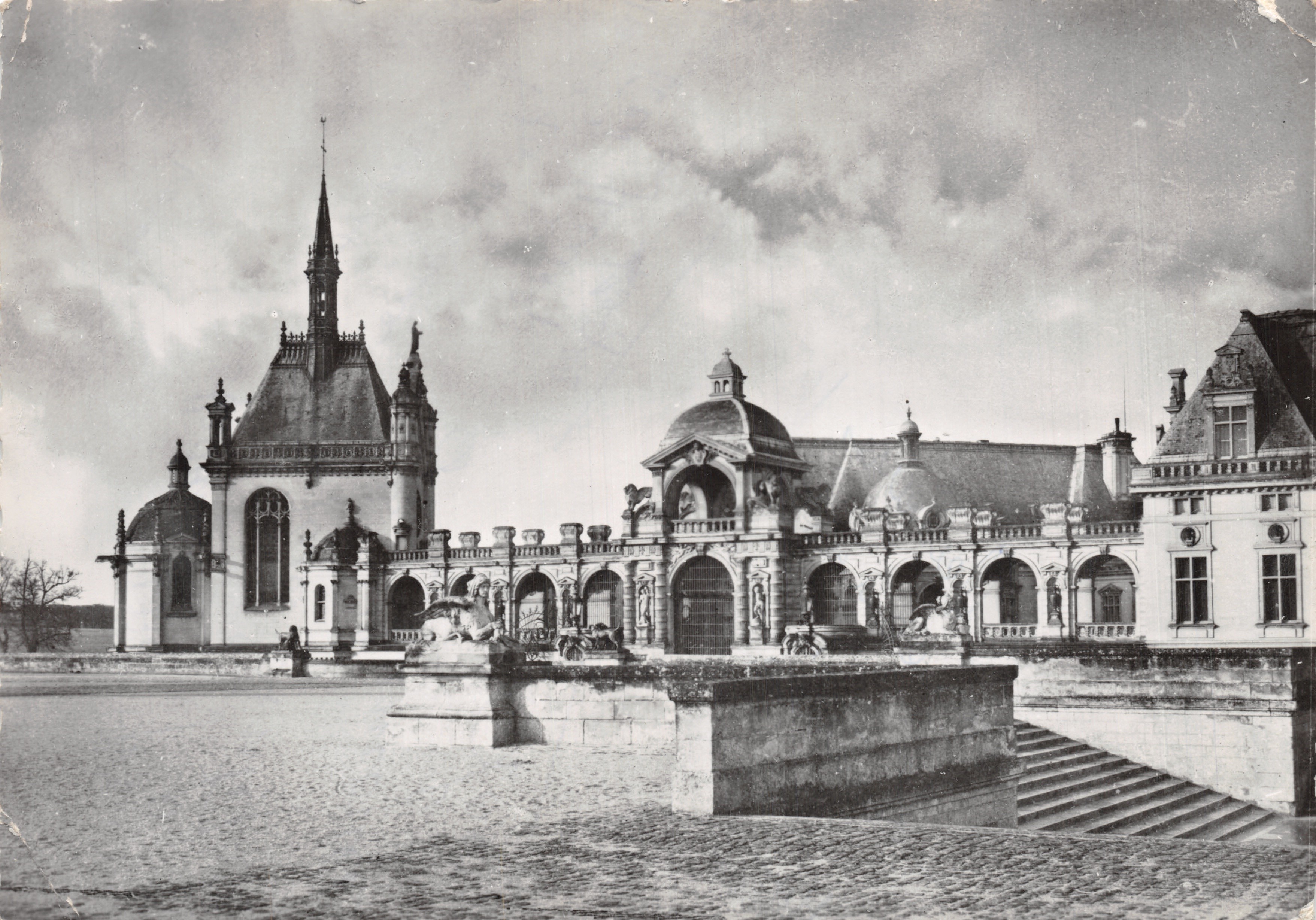 Chantilly (Oise) — Il Castello, ingresso principale, arcate — Editions Jean Bernard