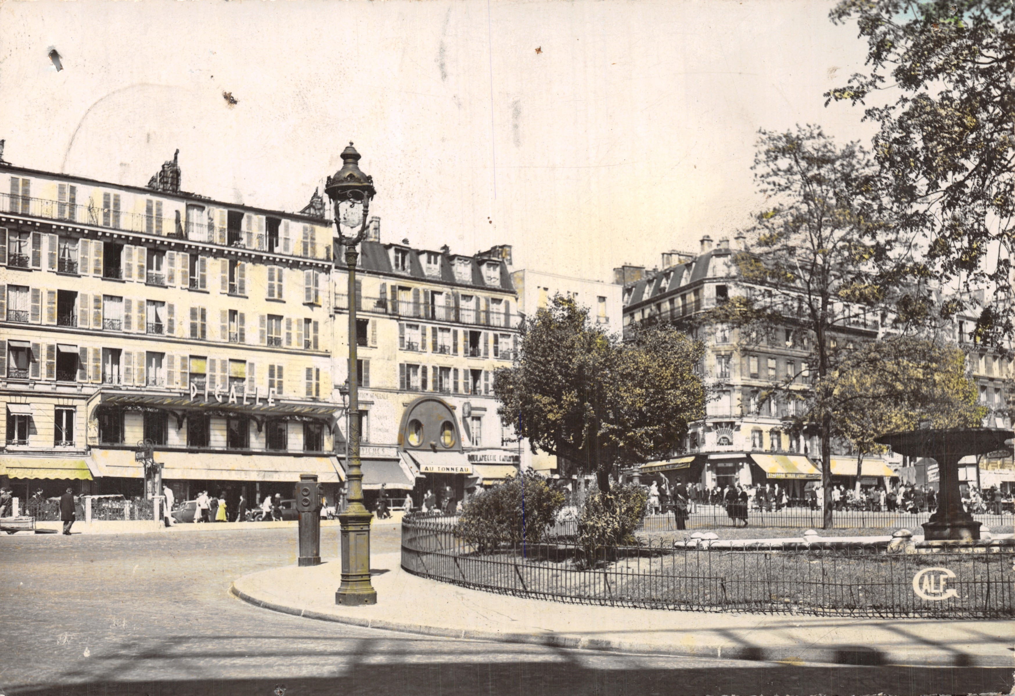 Piazza Pigalle — vista della piazza con la fontana e gli edifici — editore CALF