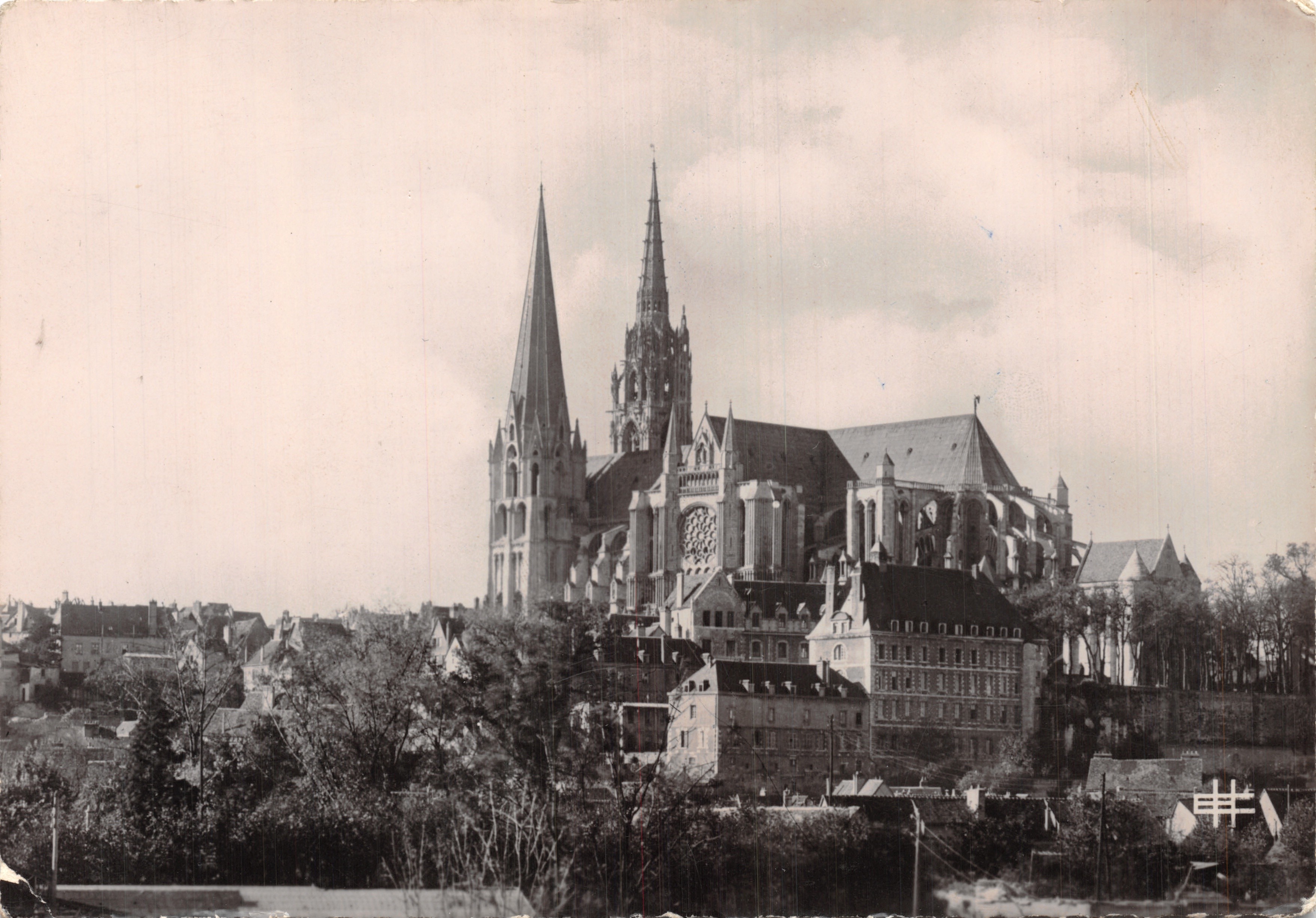 Chartres (Eure-et-Loir) — The Cathedral — Publisher FL. HOUVE, n°3