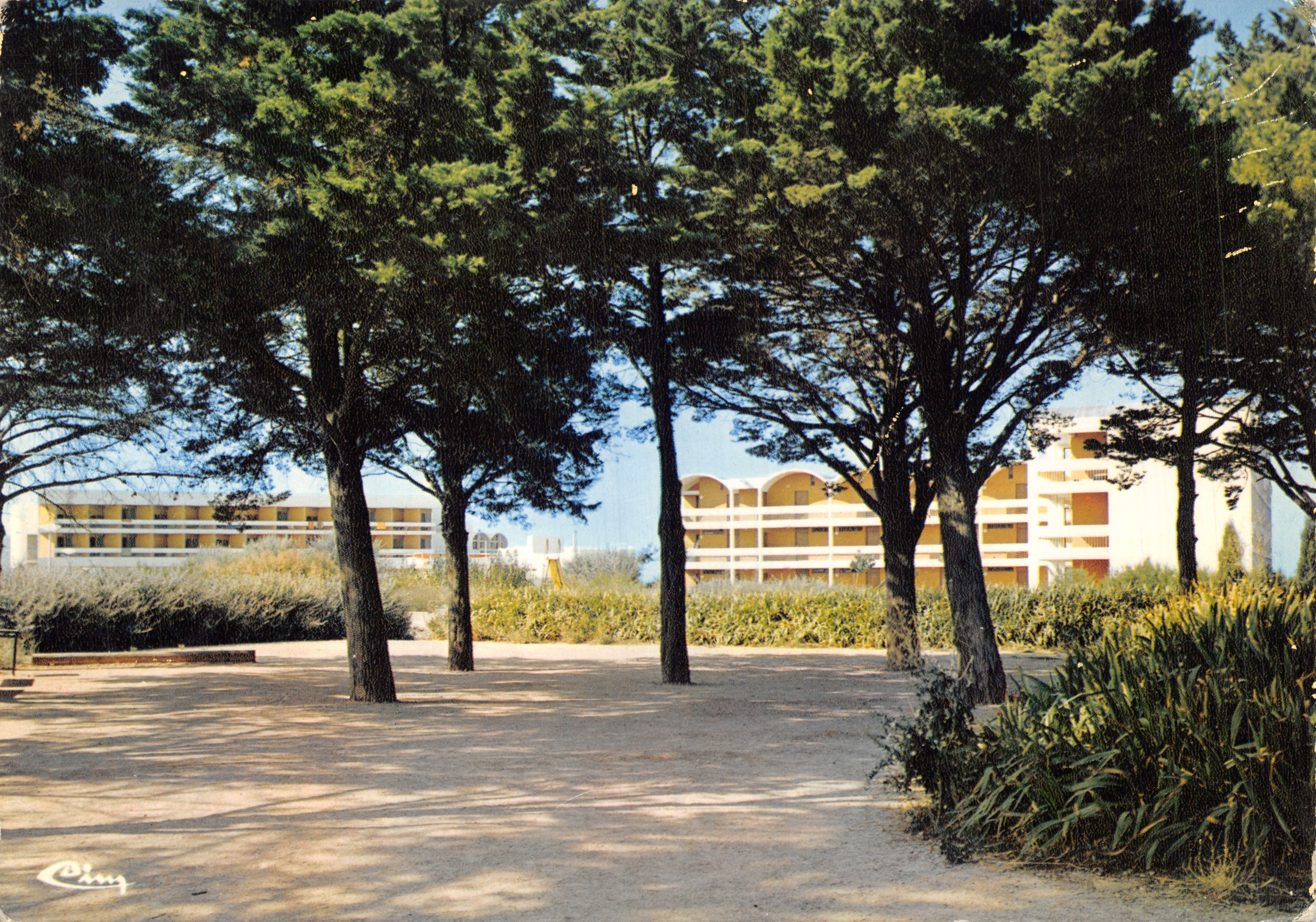 Balaruc-les-Bains — View of the park and buildings of the 'Village Vacances Familles' establishment — Publisher CIMCOLOR