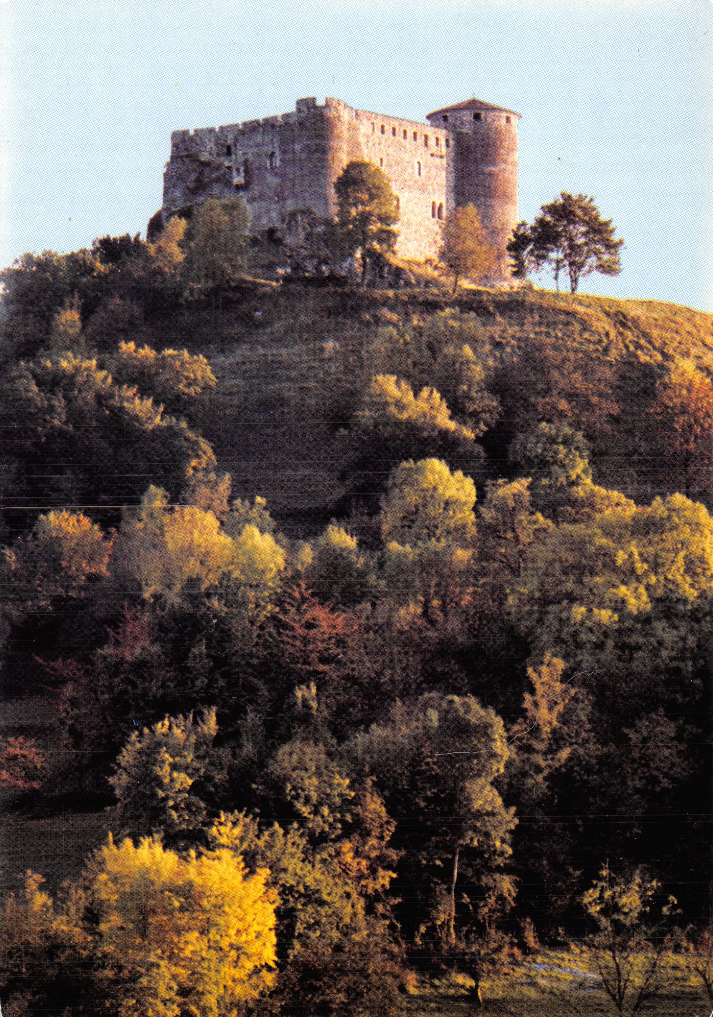 Castillo de Busséol — fortaleza de piedra en verano — editor P. BACHELET