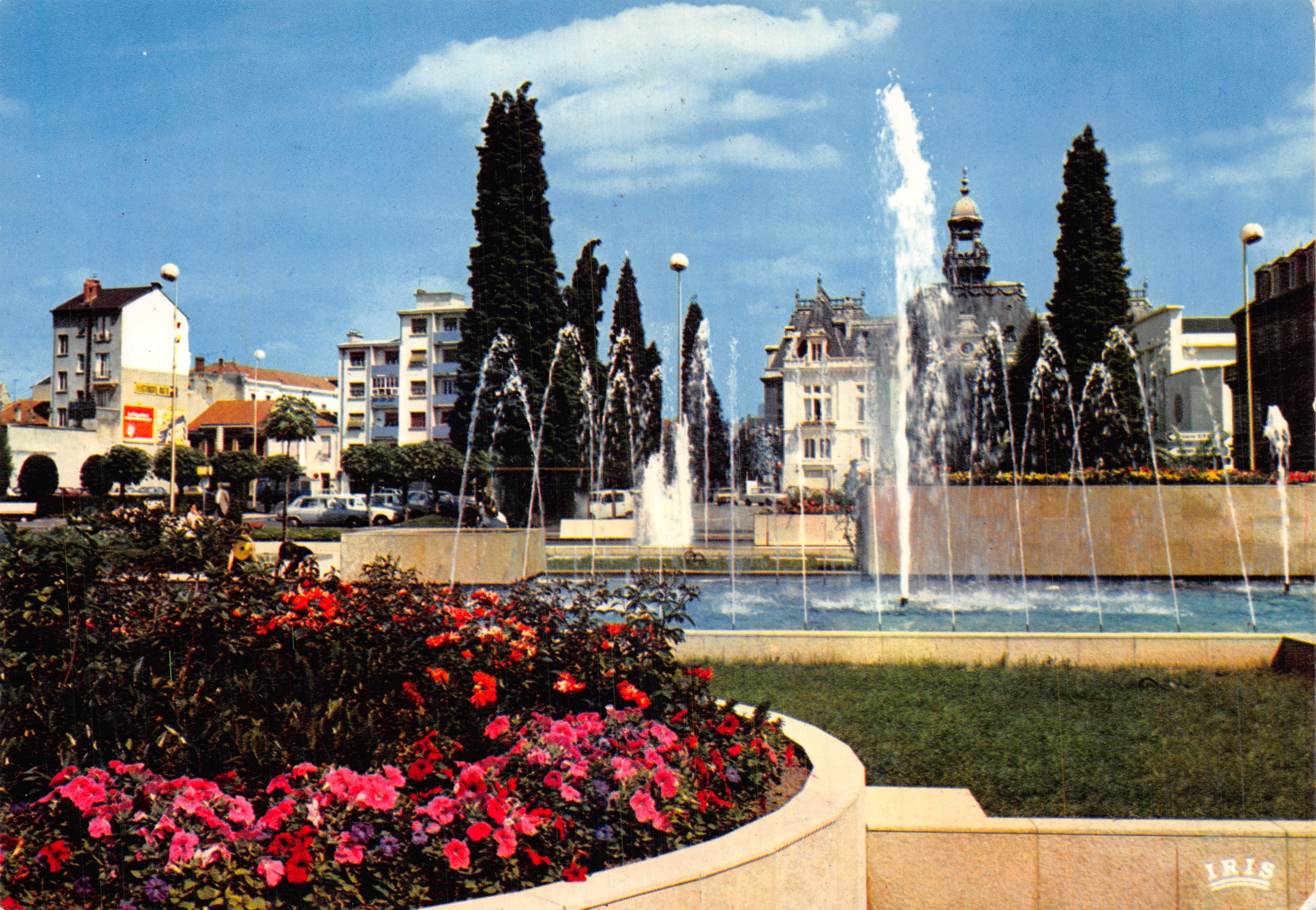 Vichy — Plein Charles de Gaulle met fontein en bloembakken — Éditions S.A.D. (IRIS)