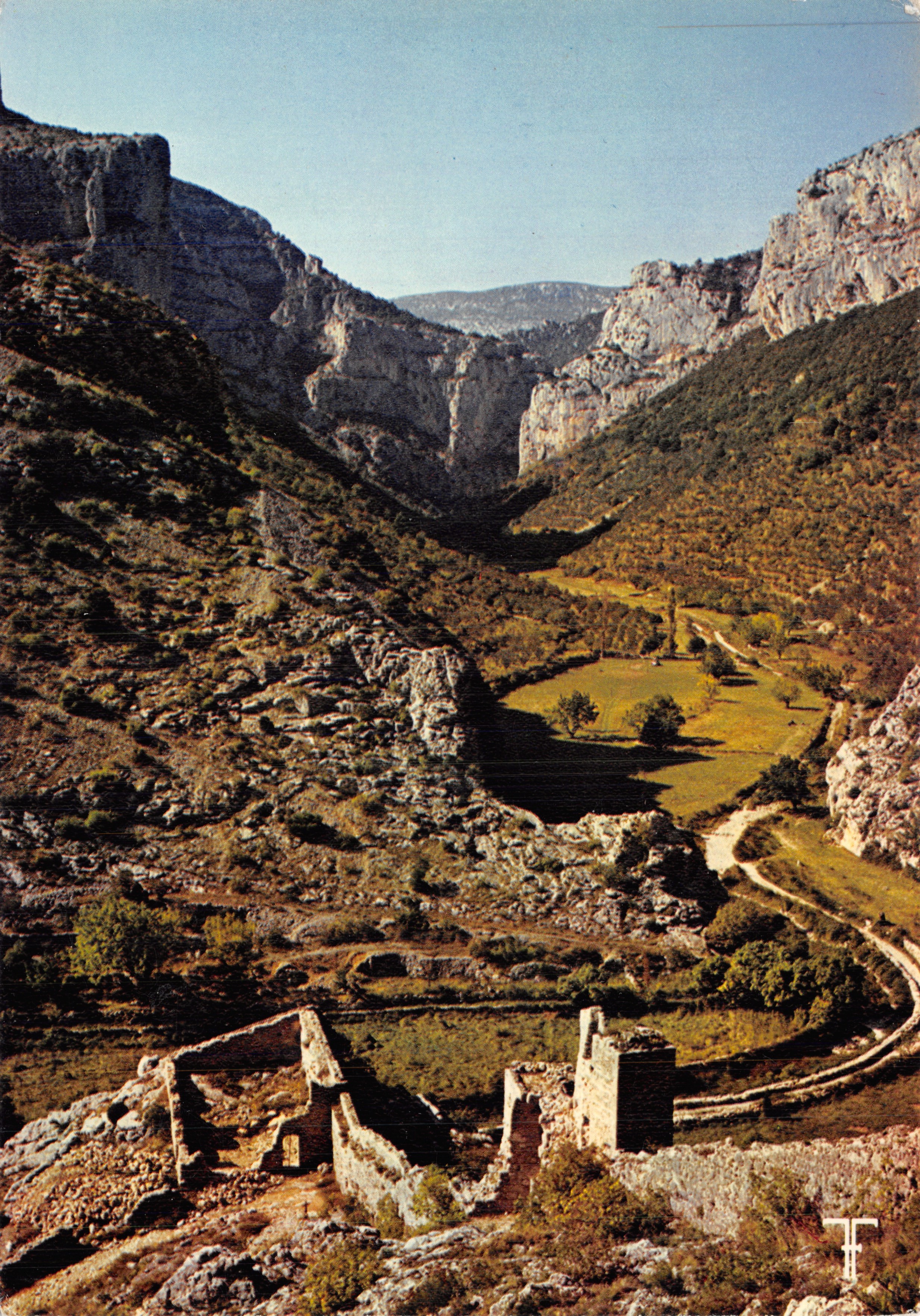 Saint-Guilhem-le-Désert — il cirque dell'Internet e rovine antiche — Éditions Des Septfontaines