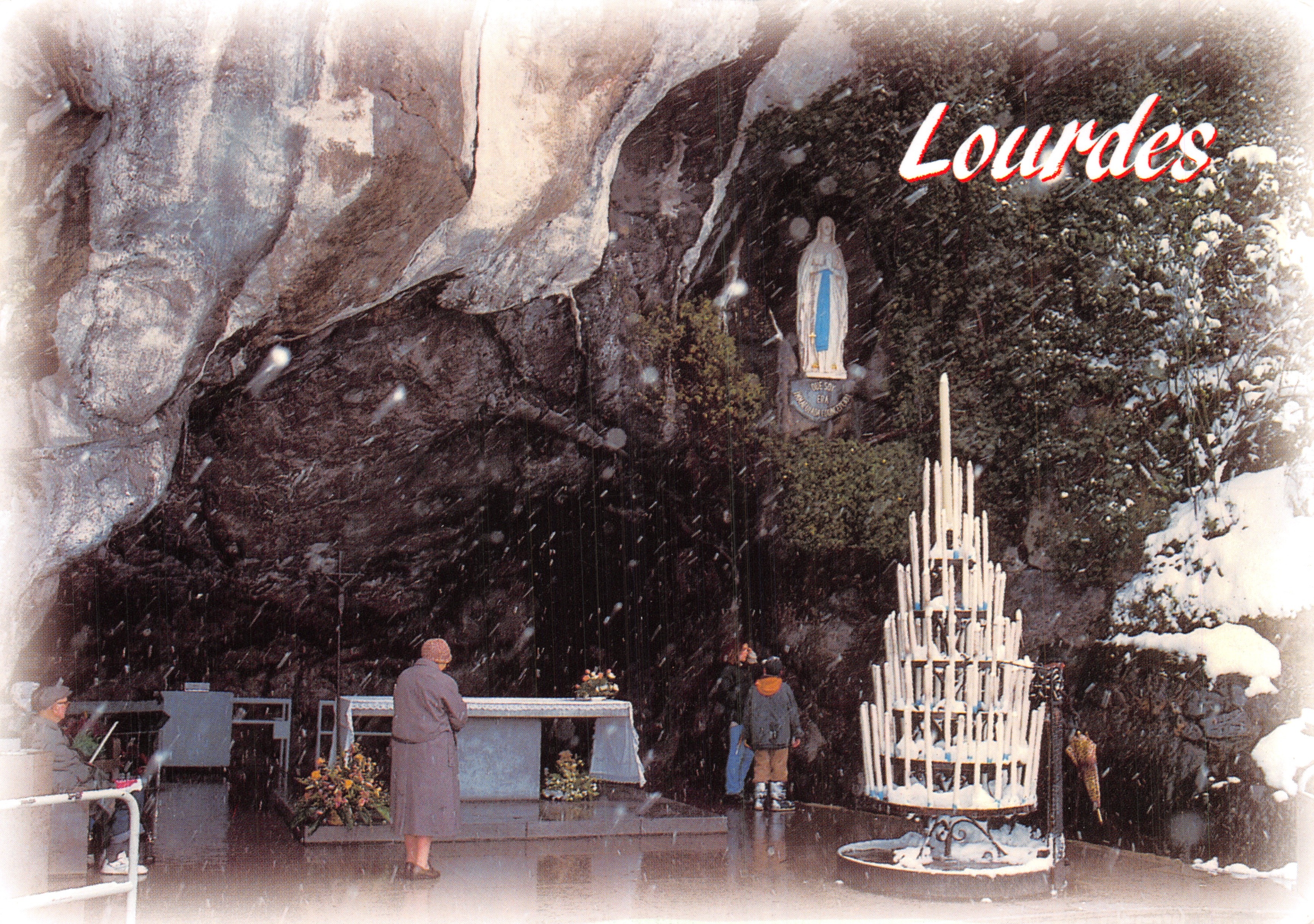 Grotte de Lourdes — statue de la Vierge et cierge enneigé — Édition A. DOUCET