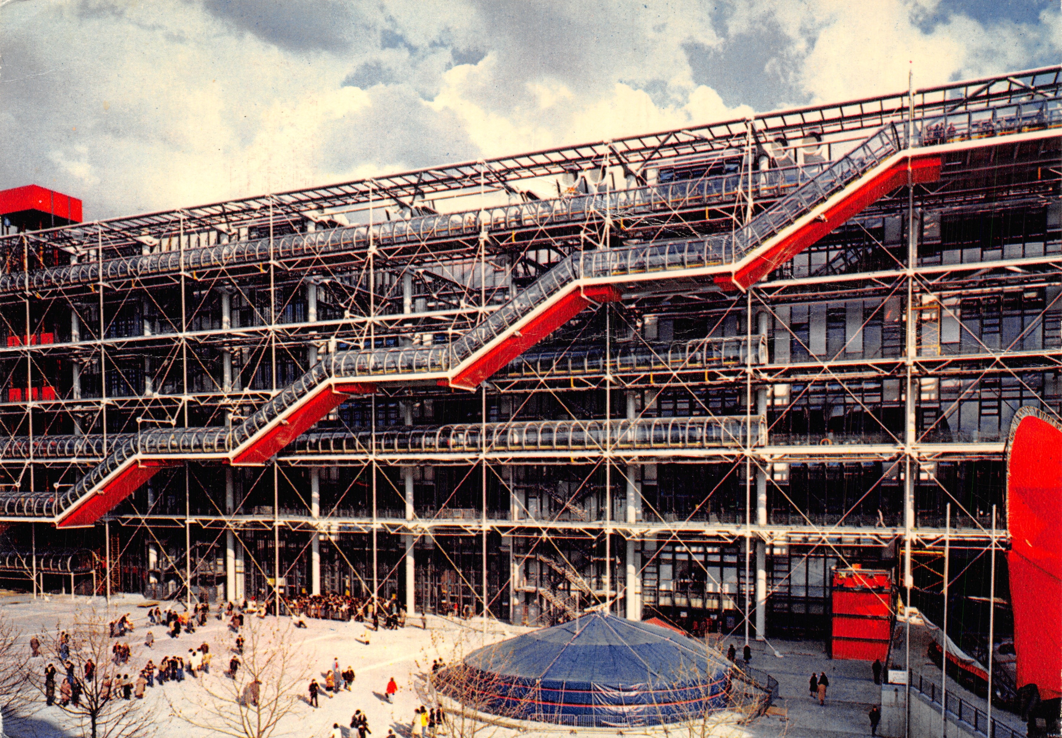 Centre Pompidou — vista exterior con escaleras rojas — Éditions Chantal