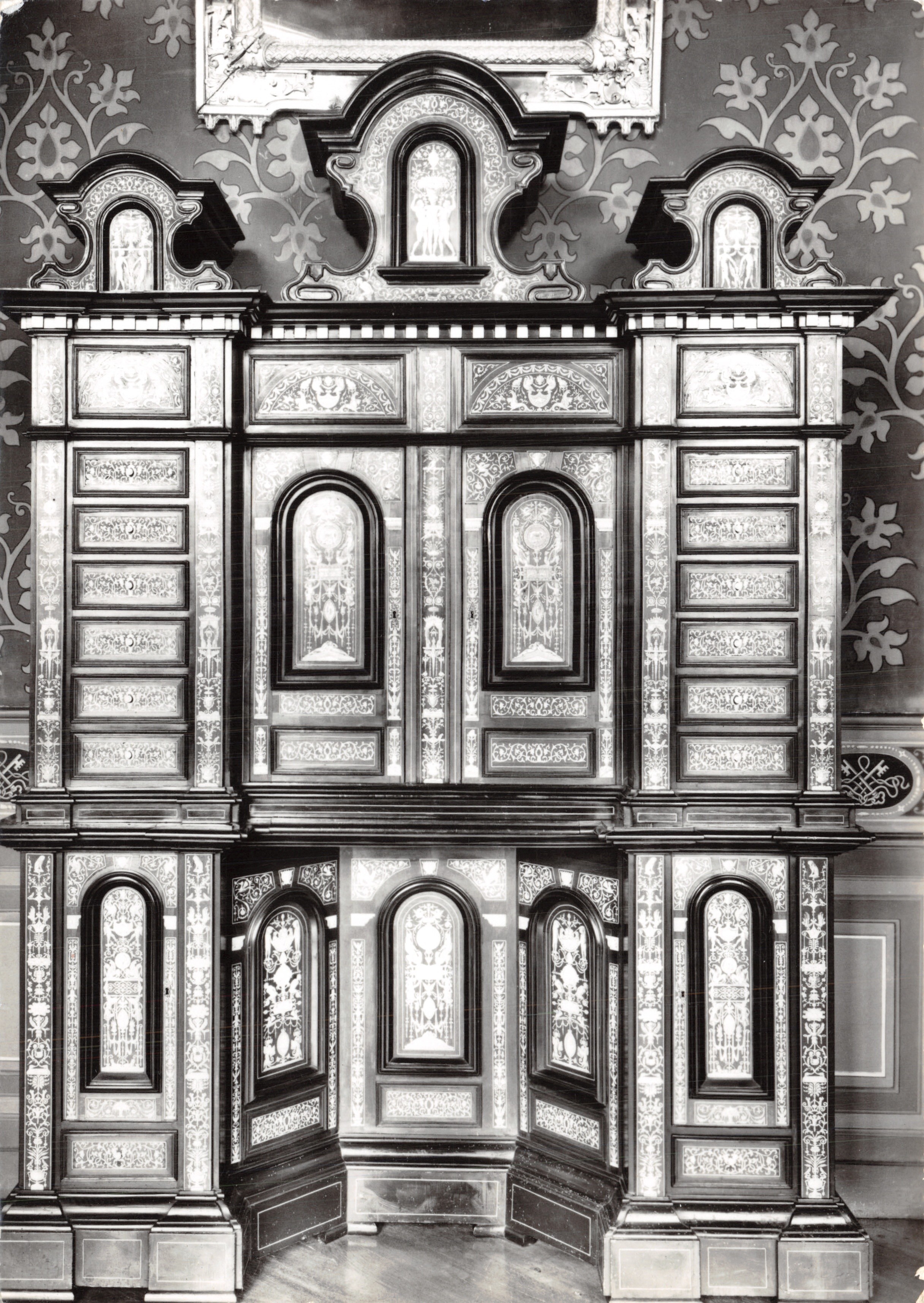 Ancy-le-Franc — Cabinet de style renaissance en ébène avec incrustations d'ivoire — IMPRIMÉ SUR LA CARTE : COMBIER IMP. TIBISLAWSKY