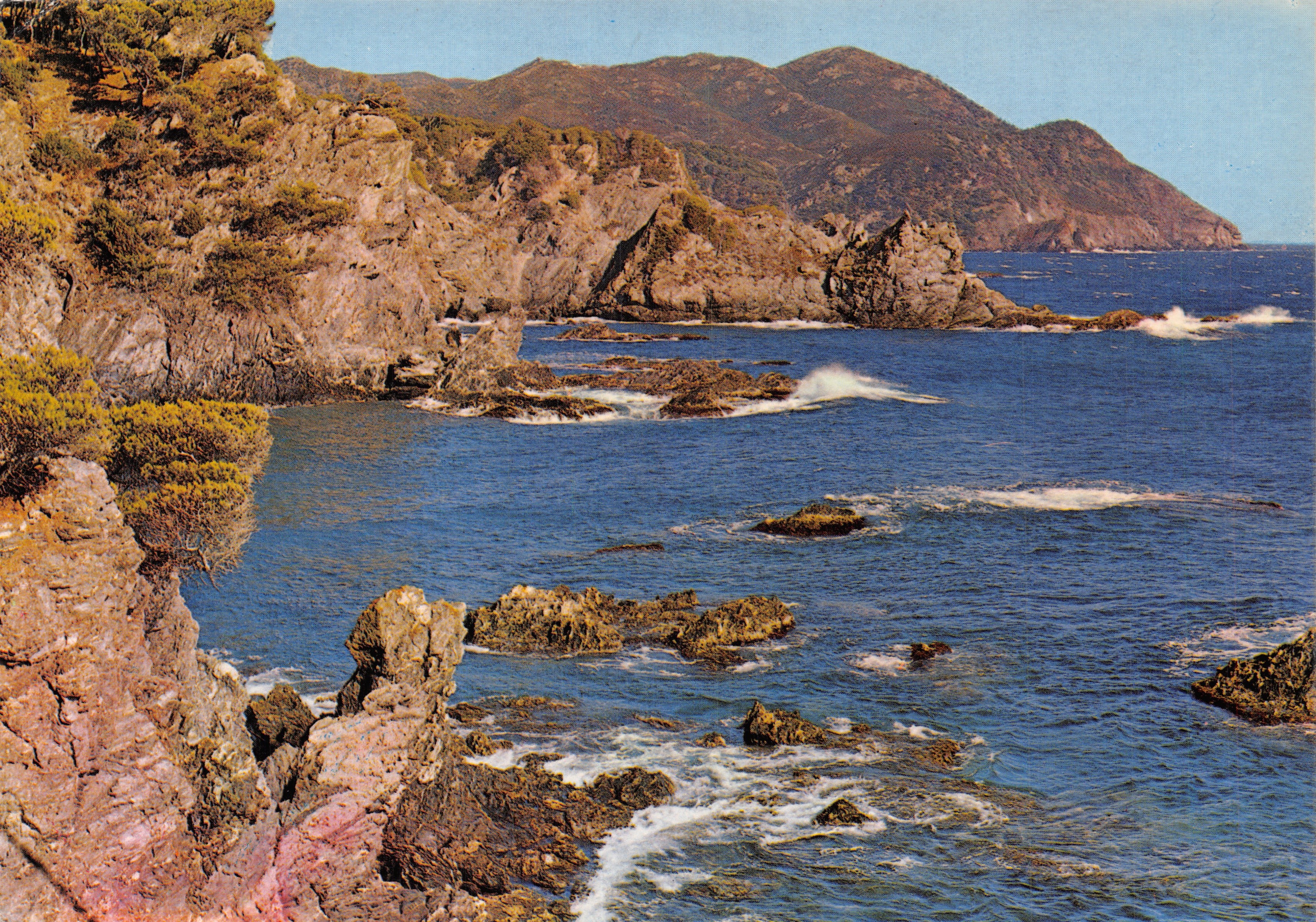Costa rocosa golpeada por las olas — Le Brusc - Cap Sicie (alt. 358m) — Les Éditions Bondol