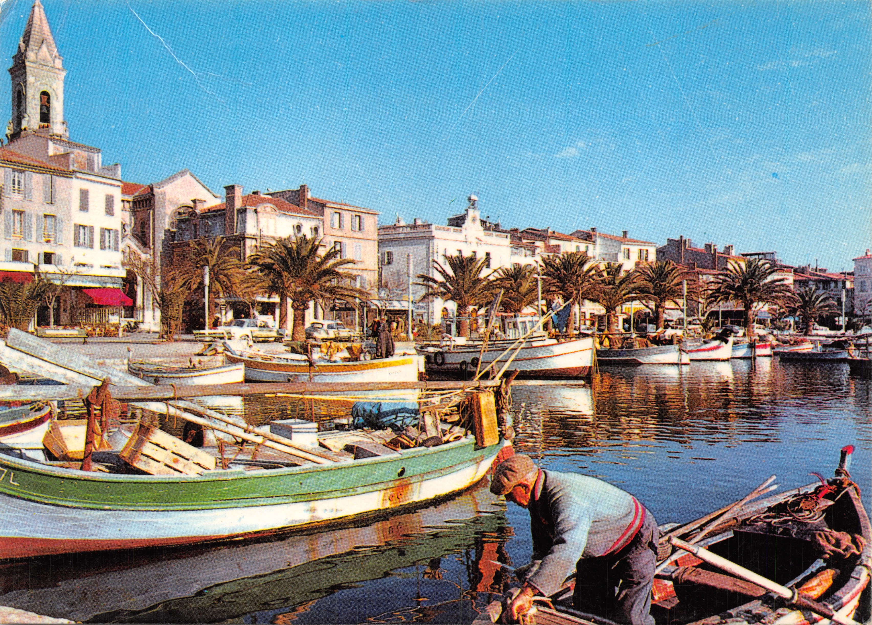 Sanary-sur-Mer — Vista del muelle de pescadores con edificio de campanario — Les éditions Bandol