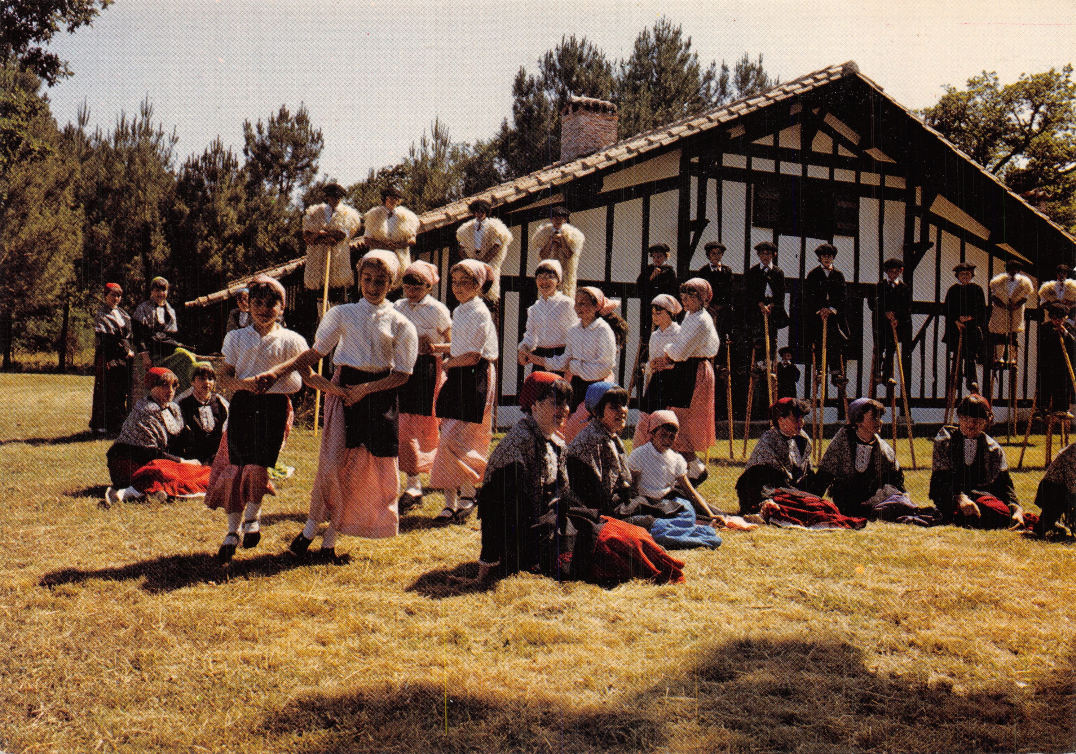 Folklore Landais — scène de danse traditionnelle devant une maison à colombages — Éditions Art Vignes, 40260 Castets