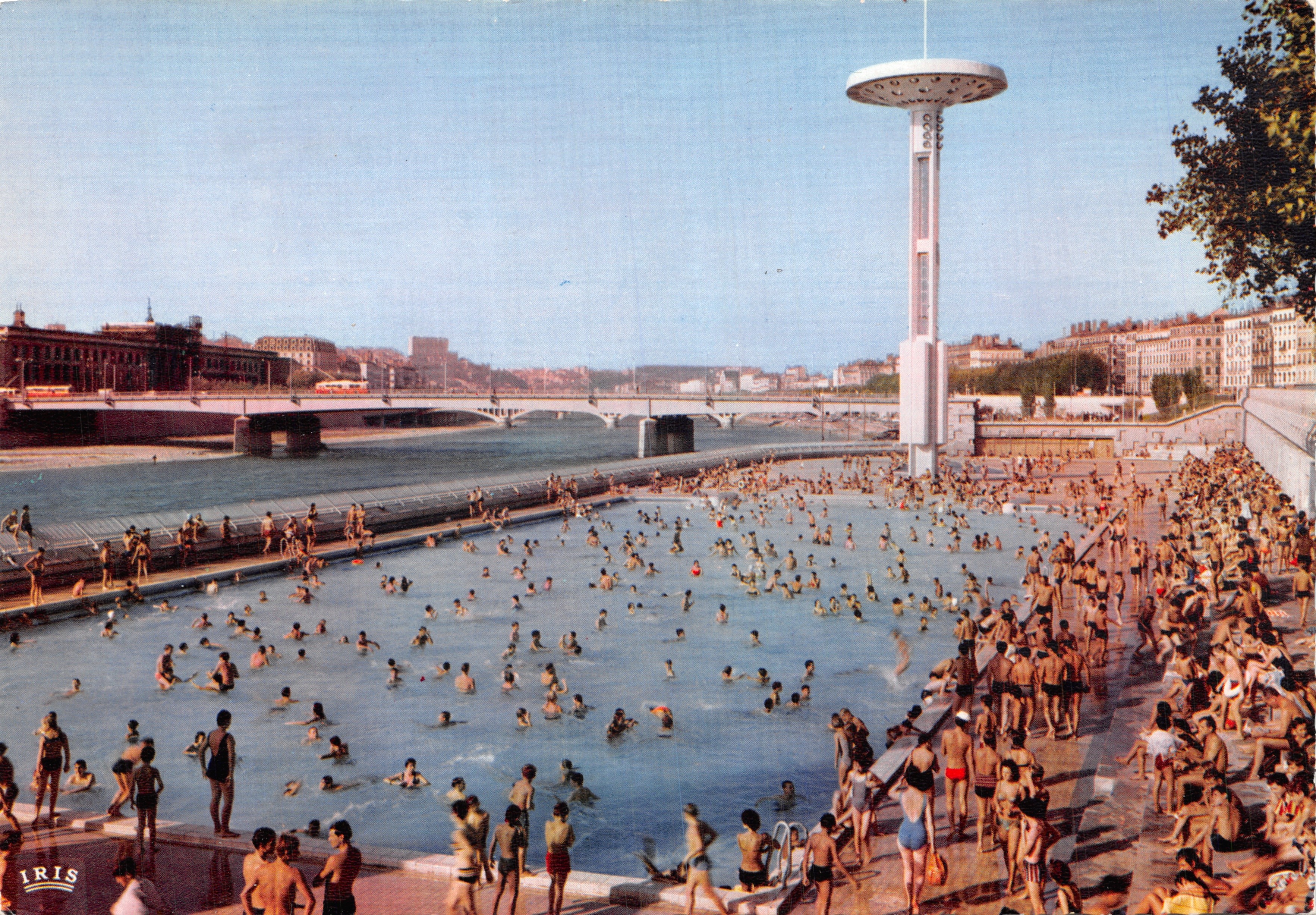 Natación en el Ródano — Piscina en los Quais en Lyon — Editor IRIS