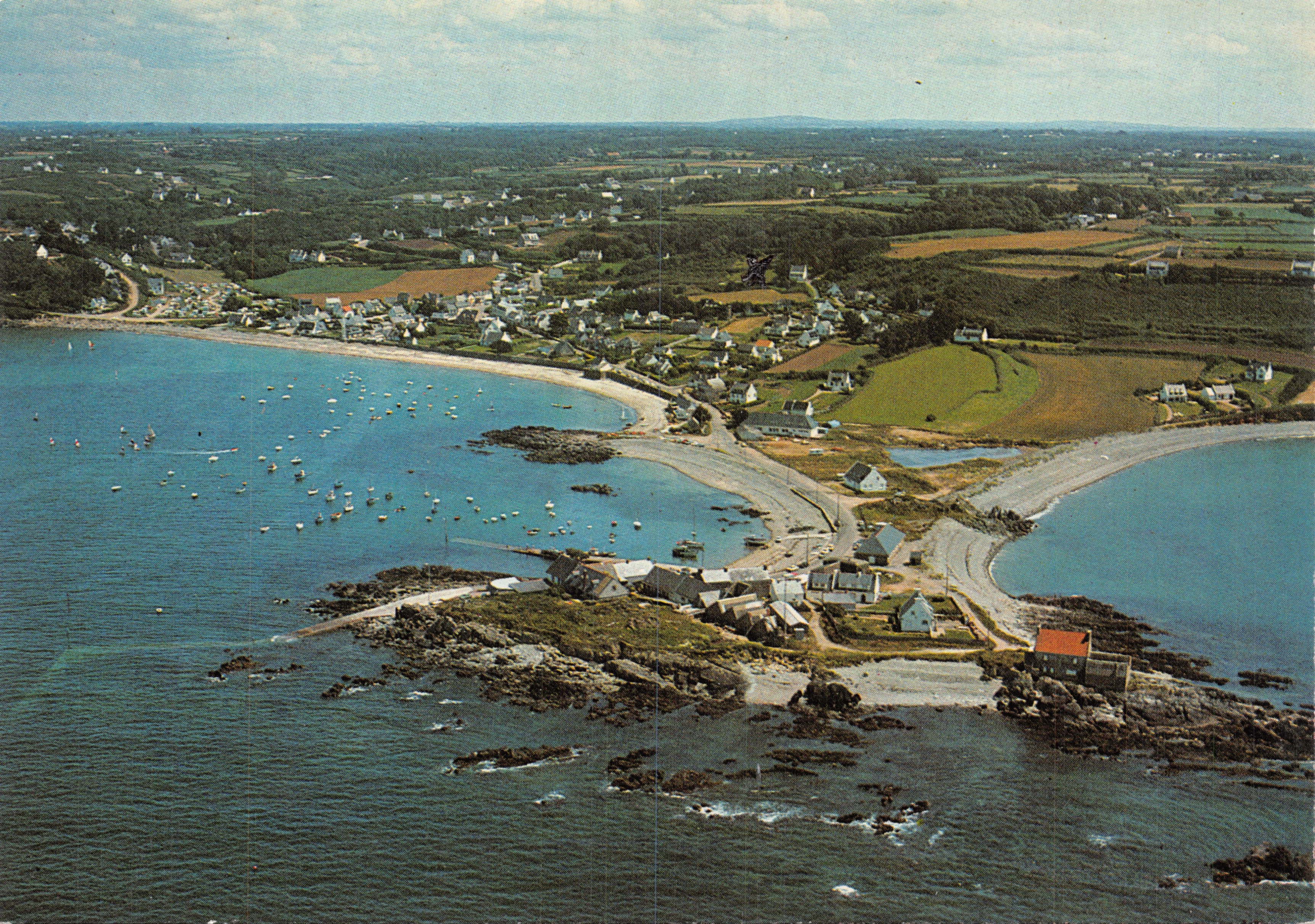 Le port de Locquemeau — vue aérienne — Éditions CTV, 1960