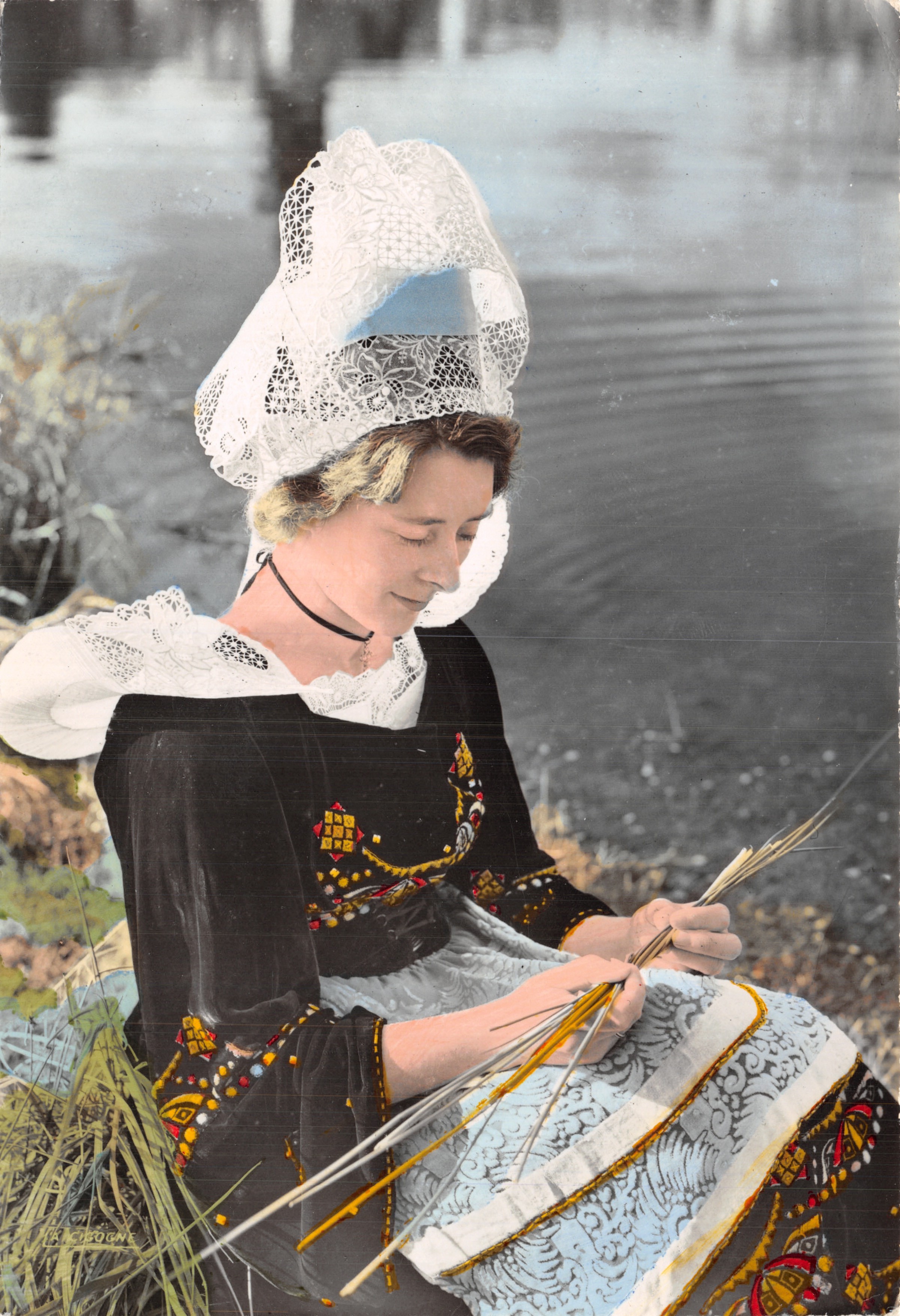 Mujer en traje breton — cosiendo cerca de un estanque — editor Lumières et dentelles, Nantes