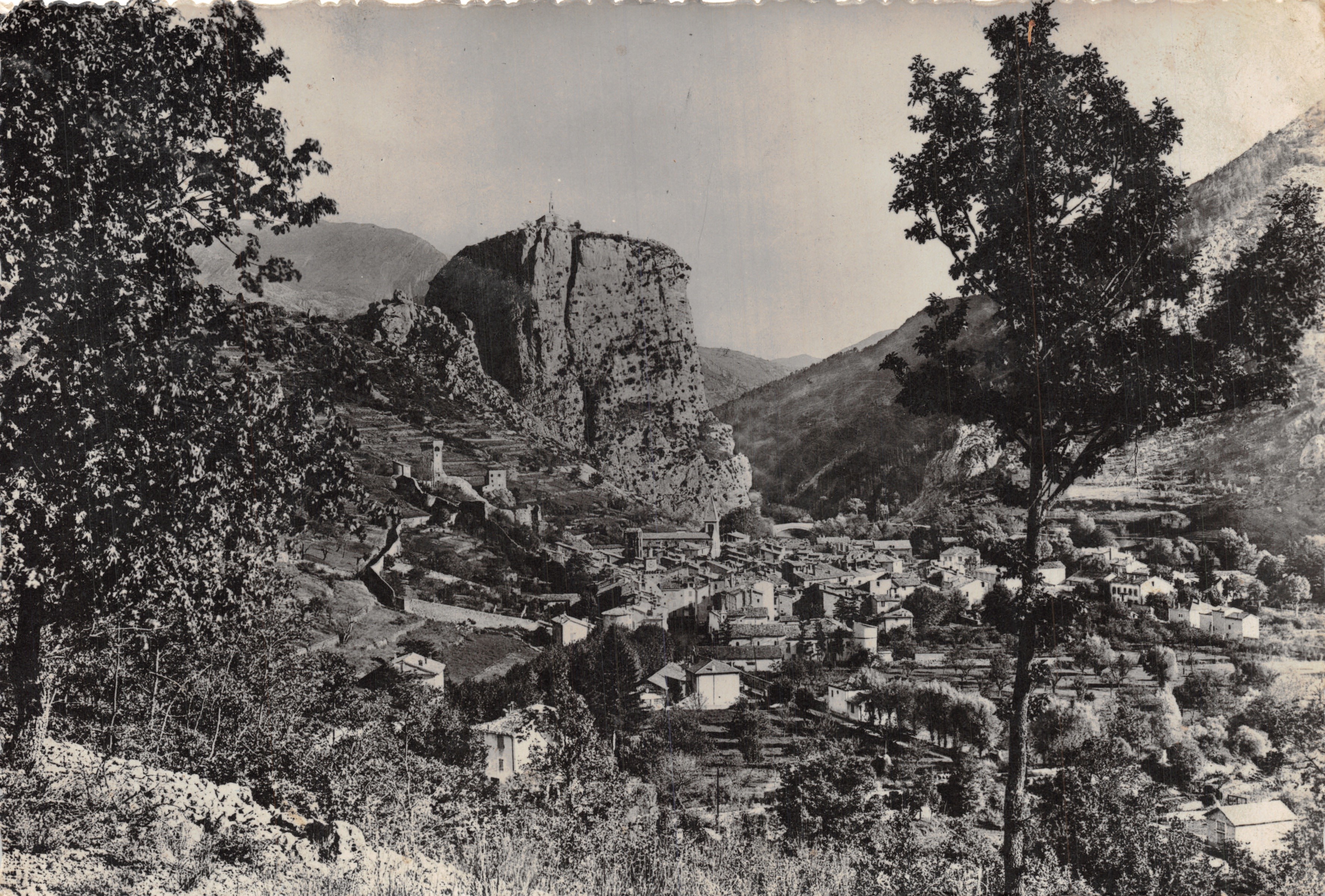 Castellane (B.A.) — Blick auf das Dorf und den dominierenden Felsen — Kunstfoto von E. Michallet, Nachfolger von A. Mollabet