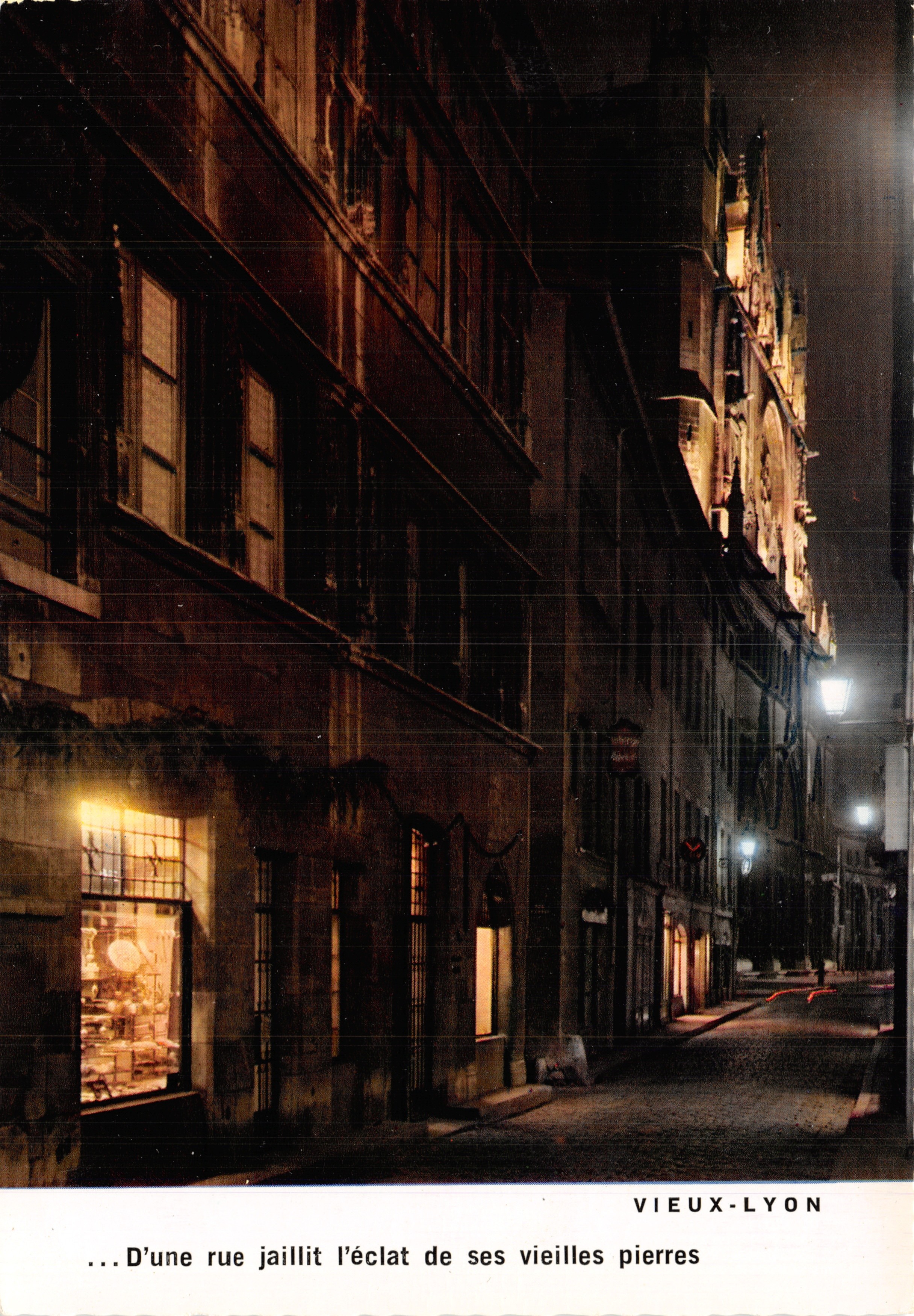 Oud-Lyon — geplaveide straat verlicht op de nacht — Éditions Drouot & Fils