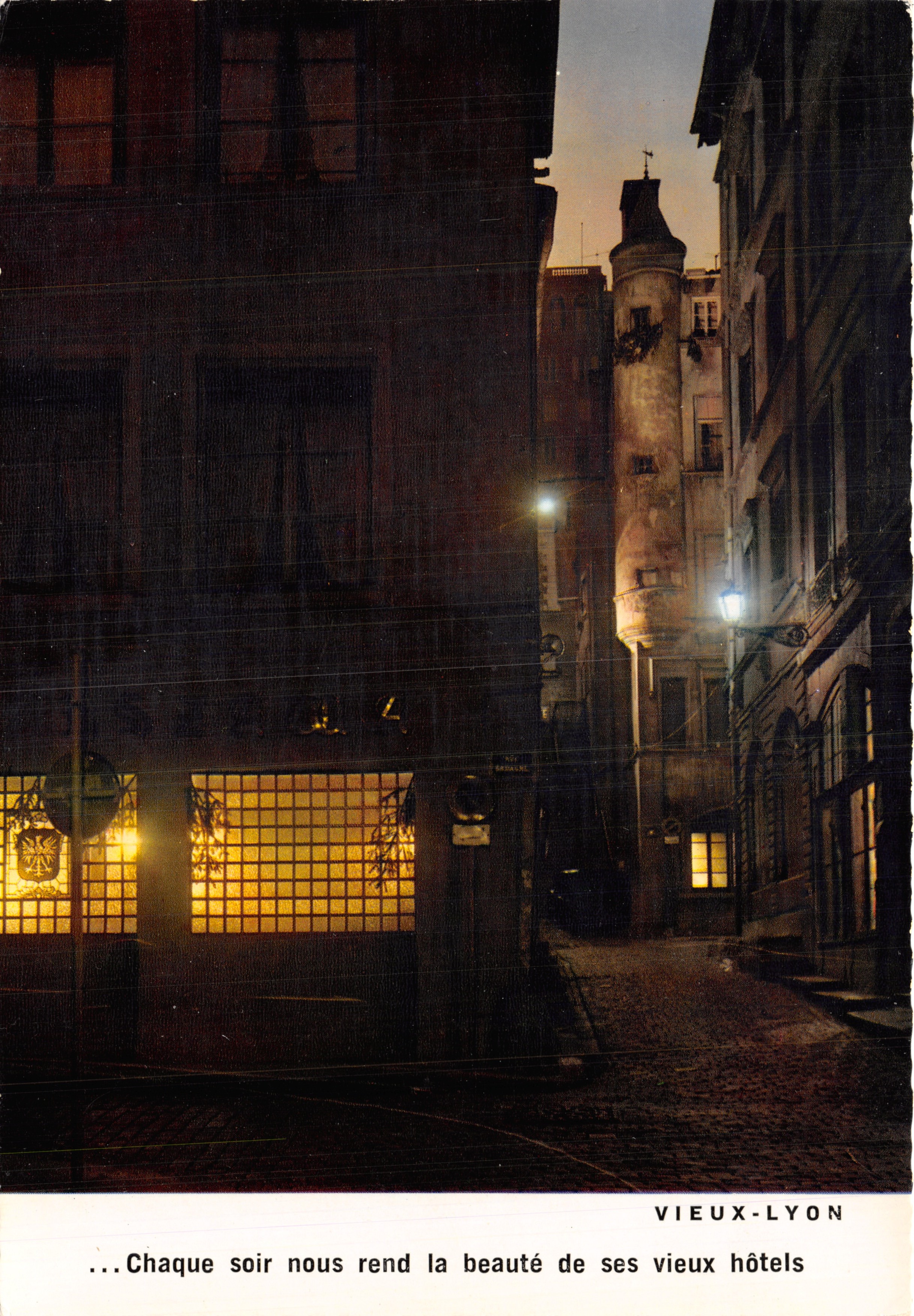 Lyon Vecchio — strada pavimentata tra antichi alberghi con torre in fondo — Éditions TROLLIET & FILS
