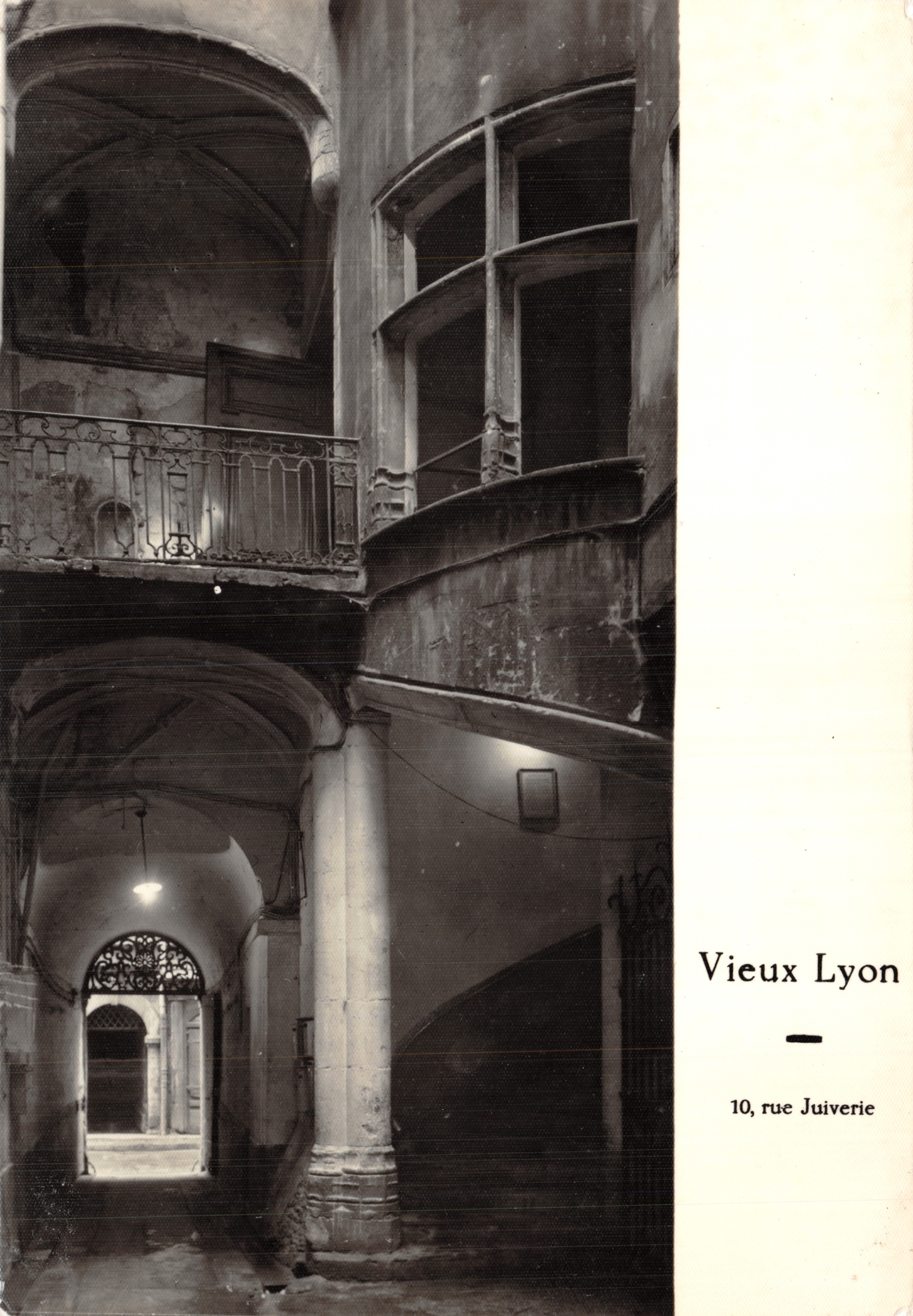 Cortile dell'Hotel Servières-Grolier — Hotel del XVII secolo — editore TROLLIET - Lione, n. 296