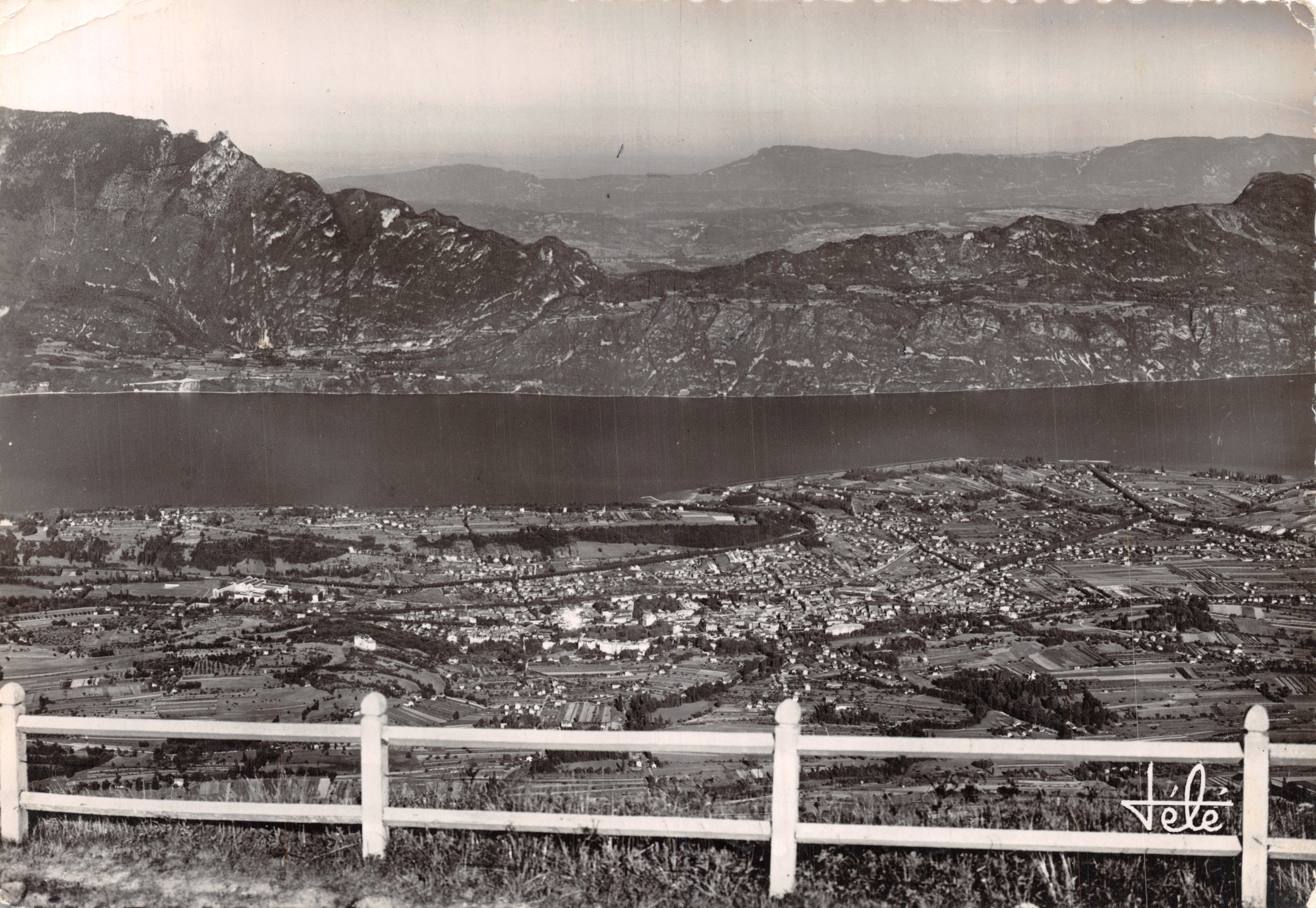 Vista panorámica de Aix-les-Bains — Lago y la Dent du Chat — Éditions TELE