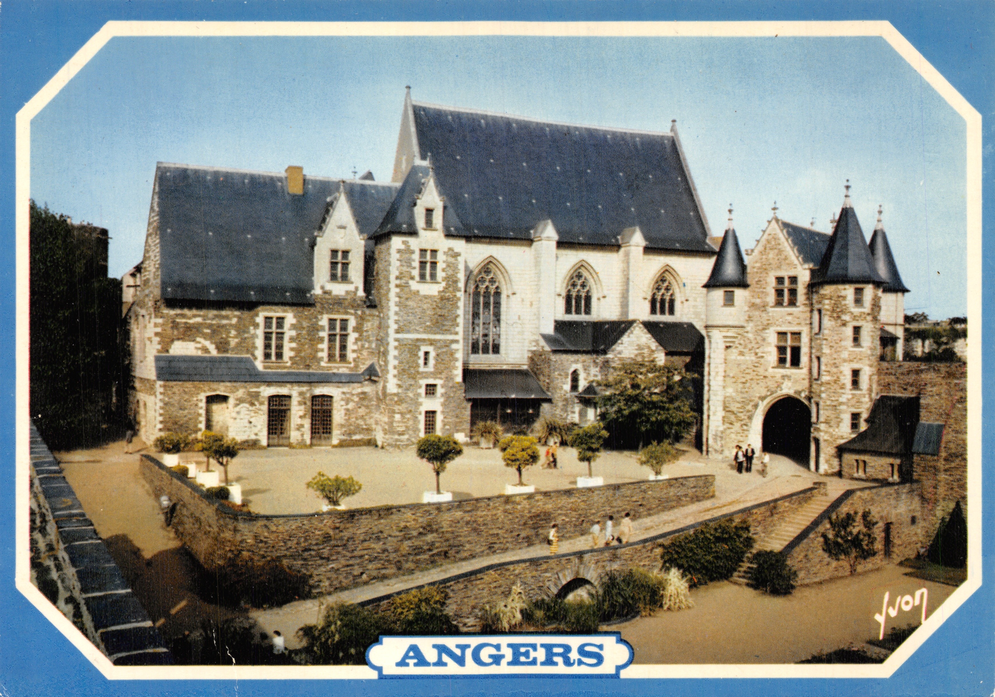 Angers — De binnenhof van het kasteel — Kunstuitgave Yvon