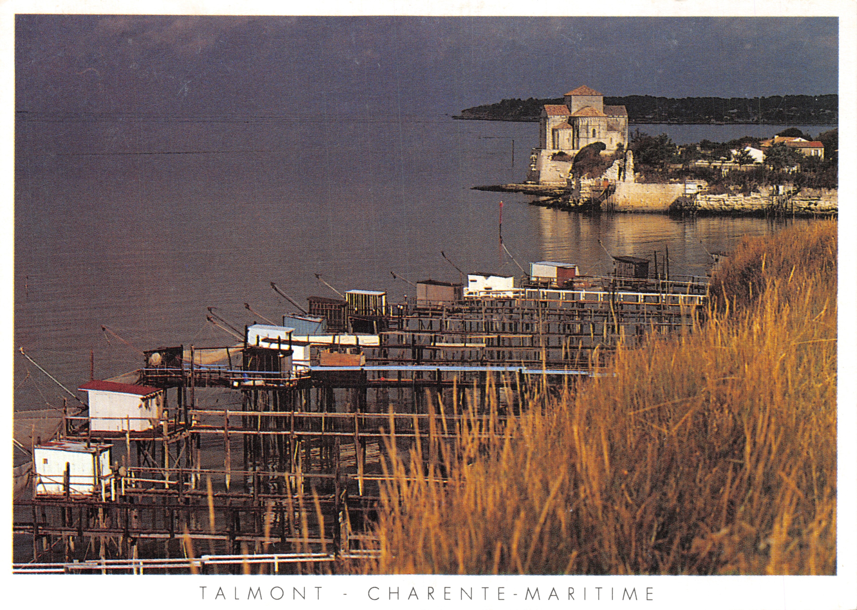 Talmont - Charente-Maritime — iglesia en acantilado, vista de los puestos de pesca