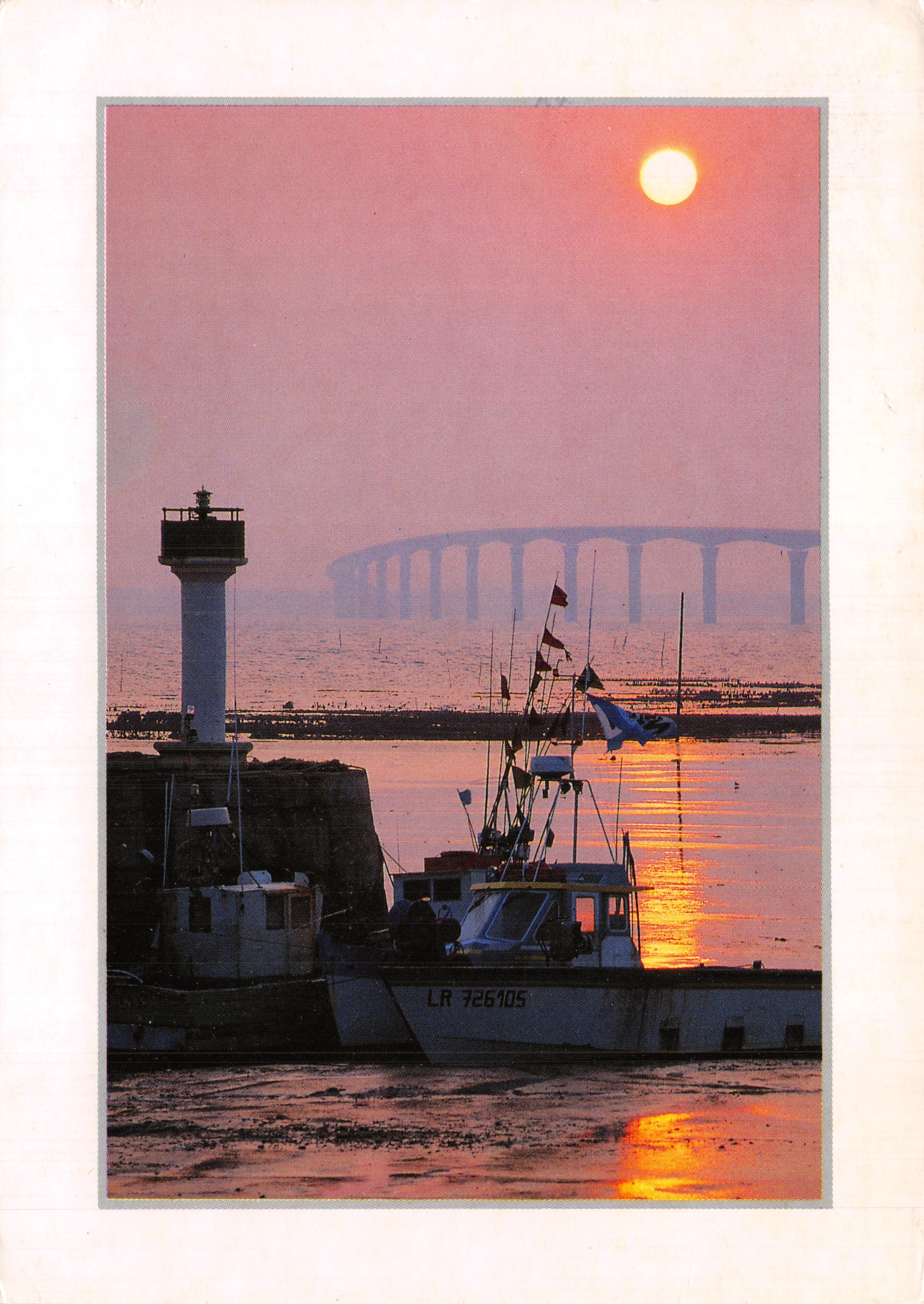 Bridge of Île de Ré — view at sunrise with lighthouse and motorboat — Éditions Châtelailhon Place