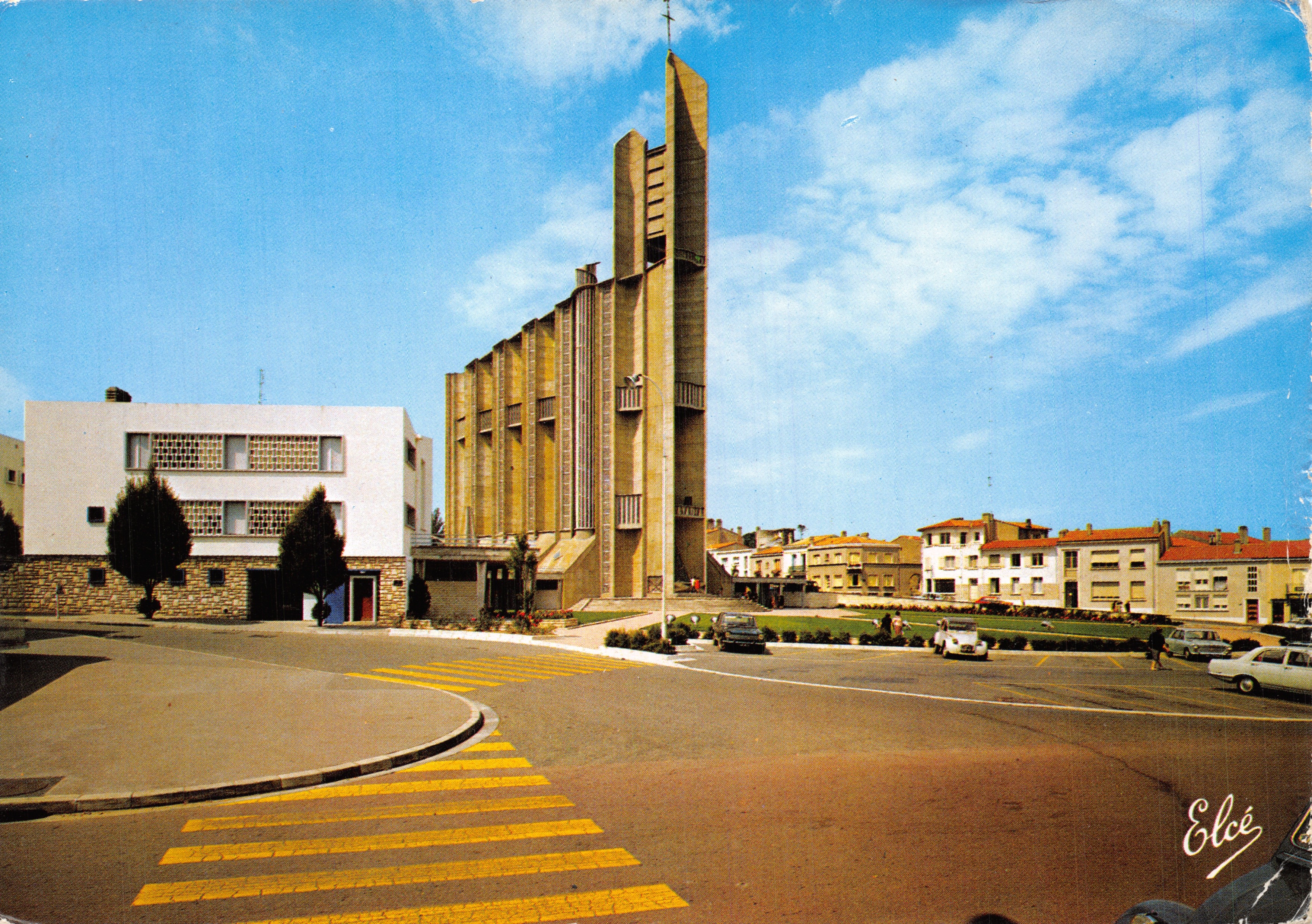 Chiesa di Royan — vista della piazza con campanile moderno — Editore Elcé, N° 4286