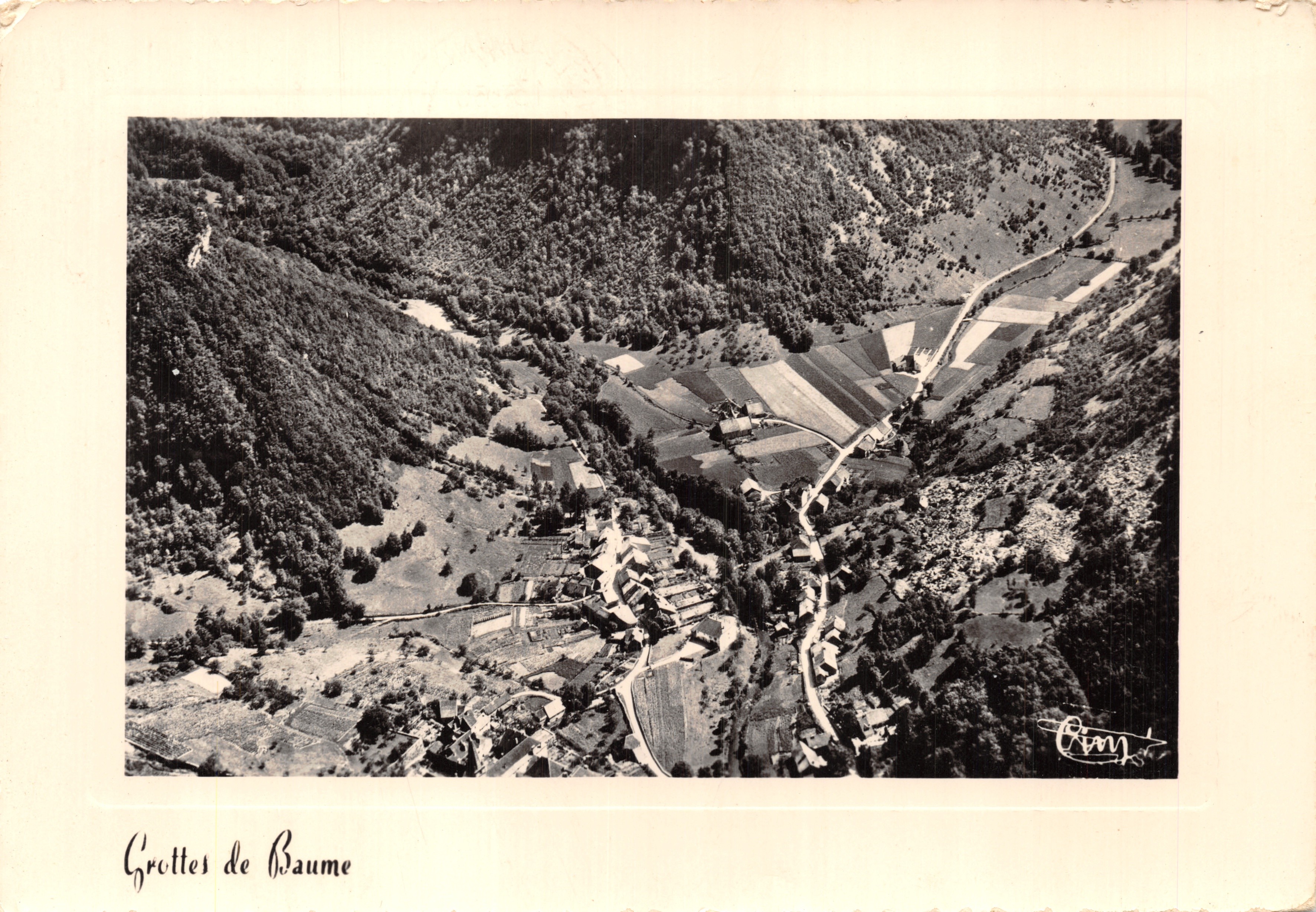 Grottes de Baume — luftige Ansicht des Dorfes und der Talregion — Éditions Aériennes Combier