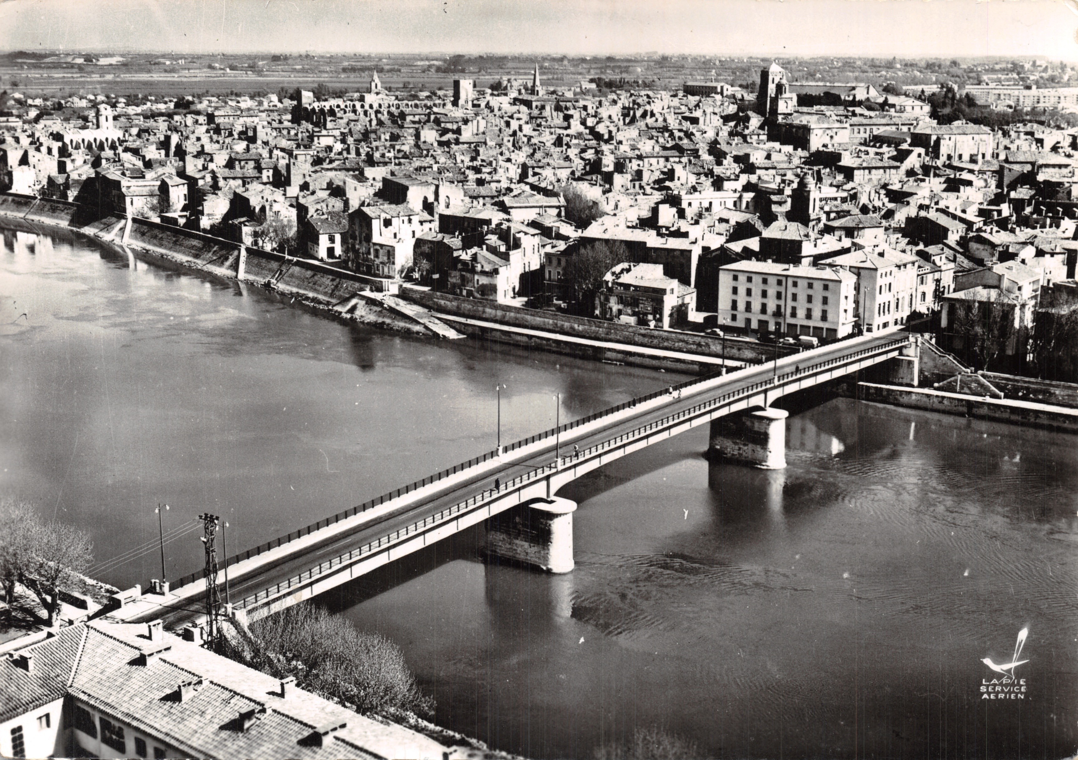 Arles — Vista general con el Nuevo Puente sobre el Ródano — Edición Lapie Service Aérien