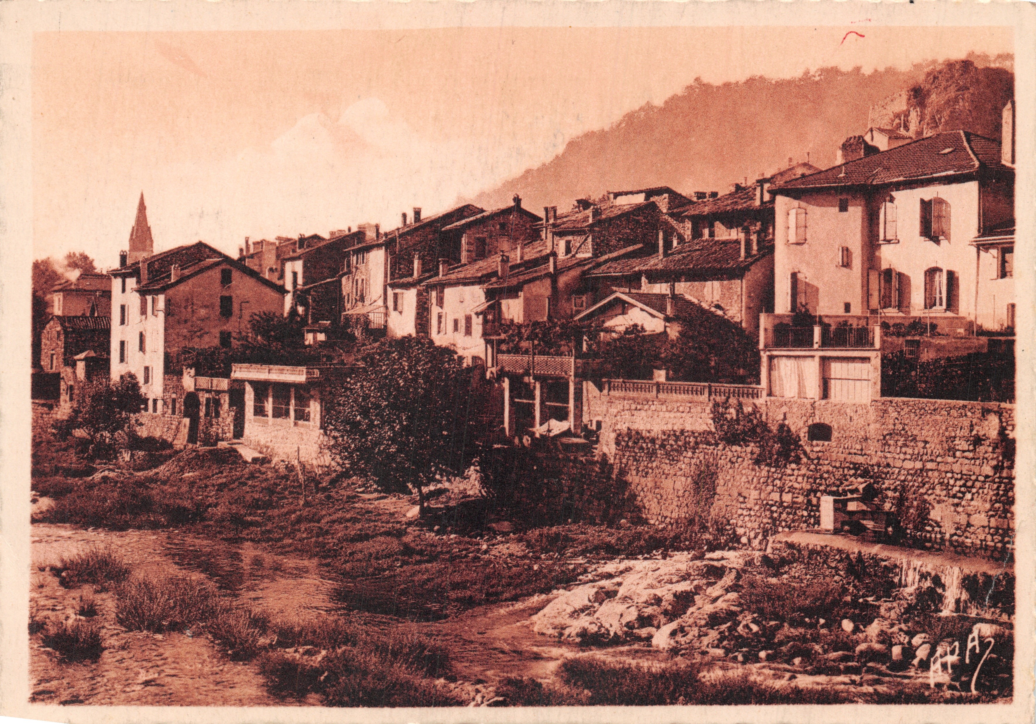 Old Vals (Ariège) — vista del pueblo con edificio religioso y curso de agua — Édition Terrnis, Tabacs