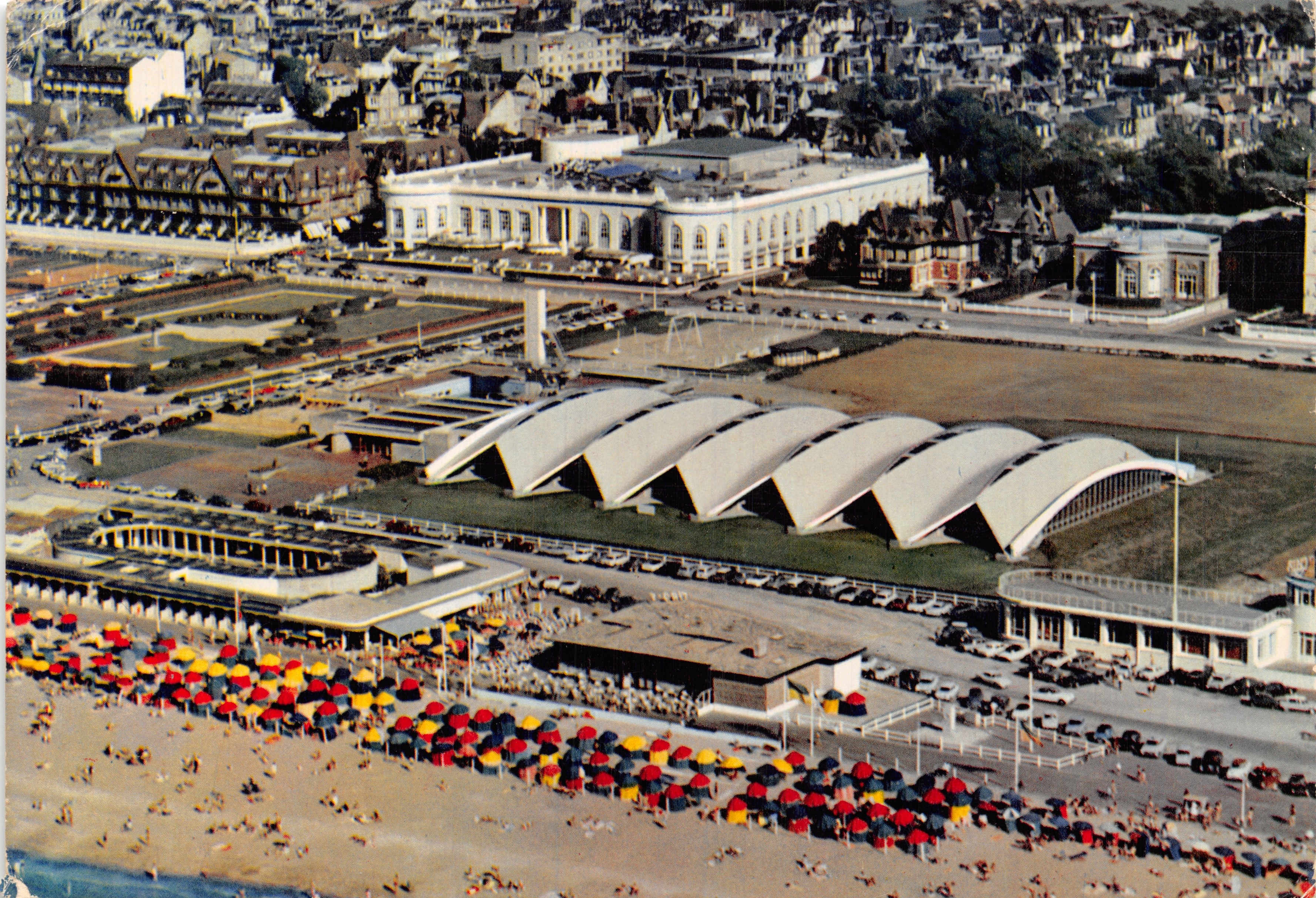 Deauville (14. Calvados) — Vista aérea del Casino, del Hotel Royal y de la playa — Editor Combier