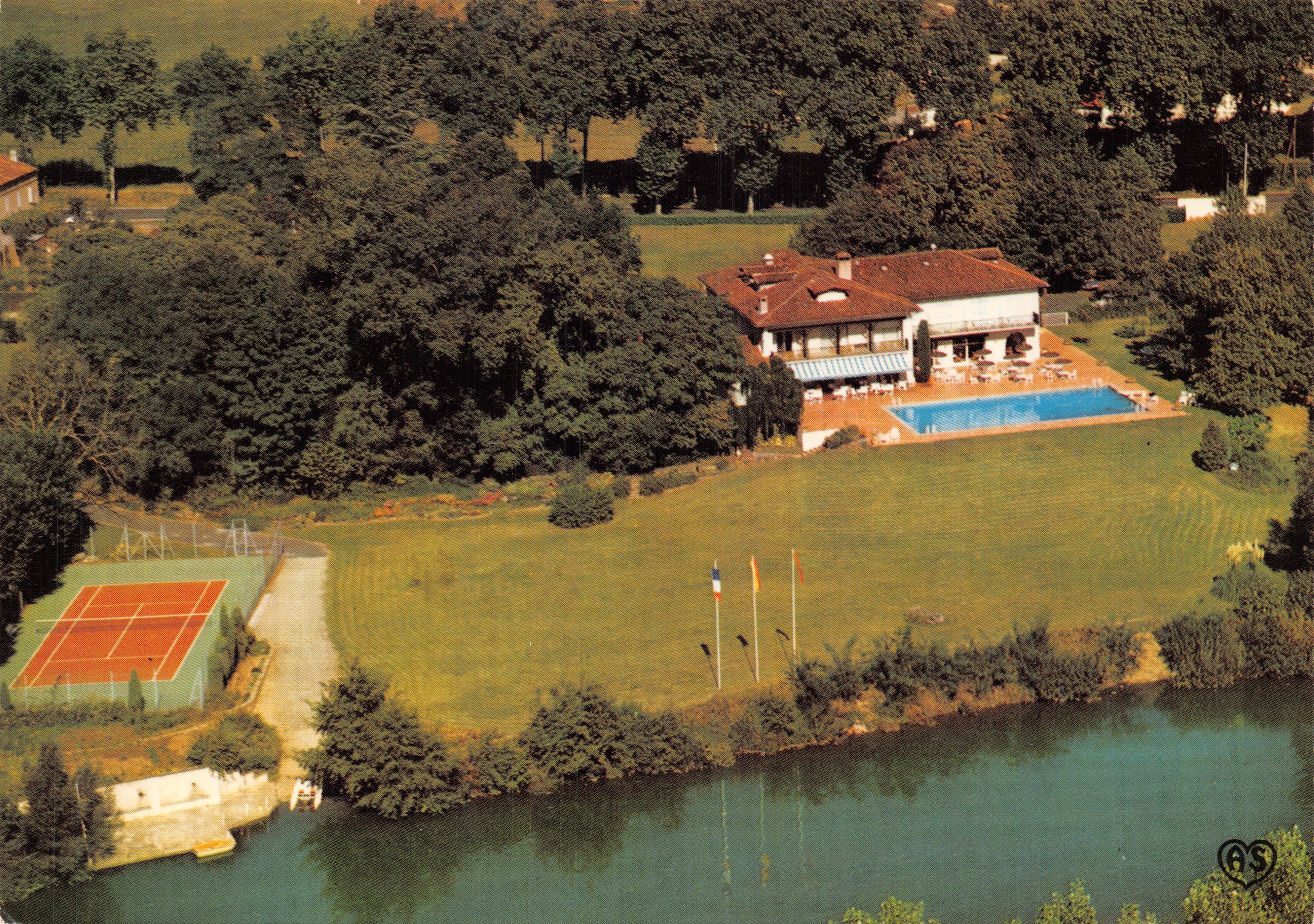 La Réserve **** — vista aérea de una propiedad con piscina y cancha de tenis — editor AS