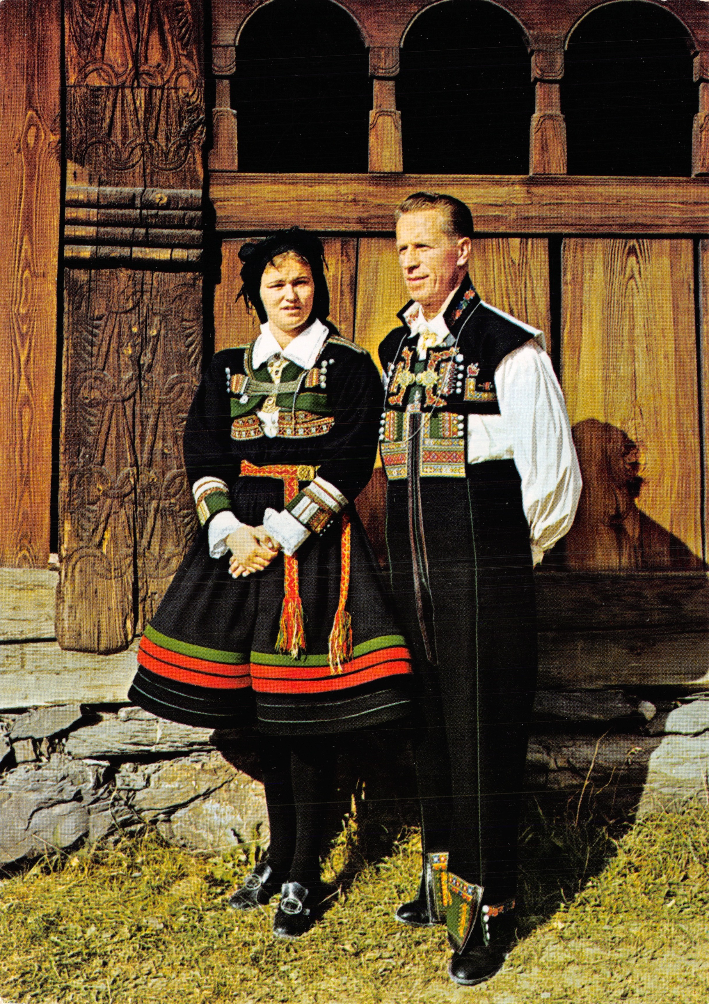 Coppia en traje nacional — Setesdal — editor MITTET, n.º 1046