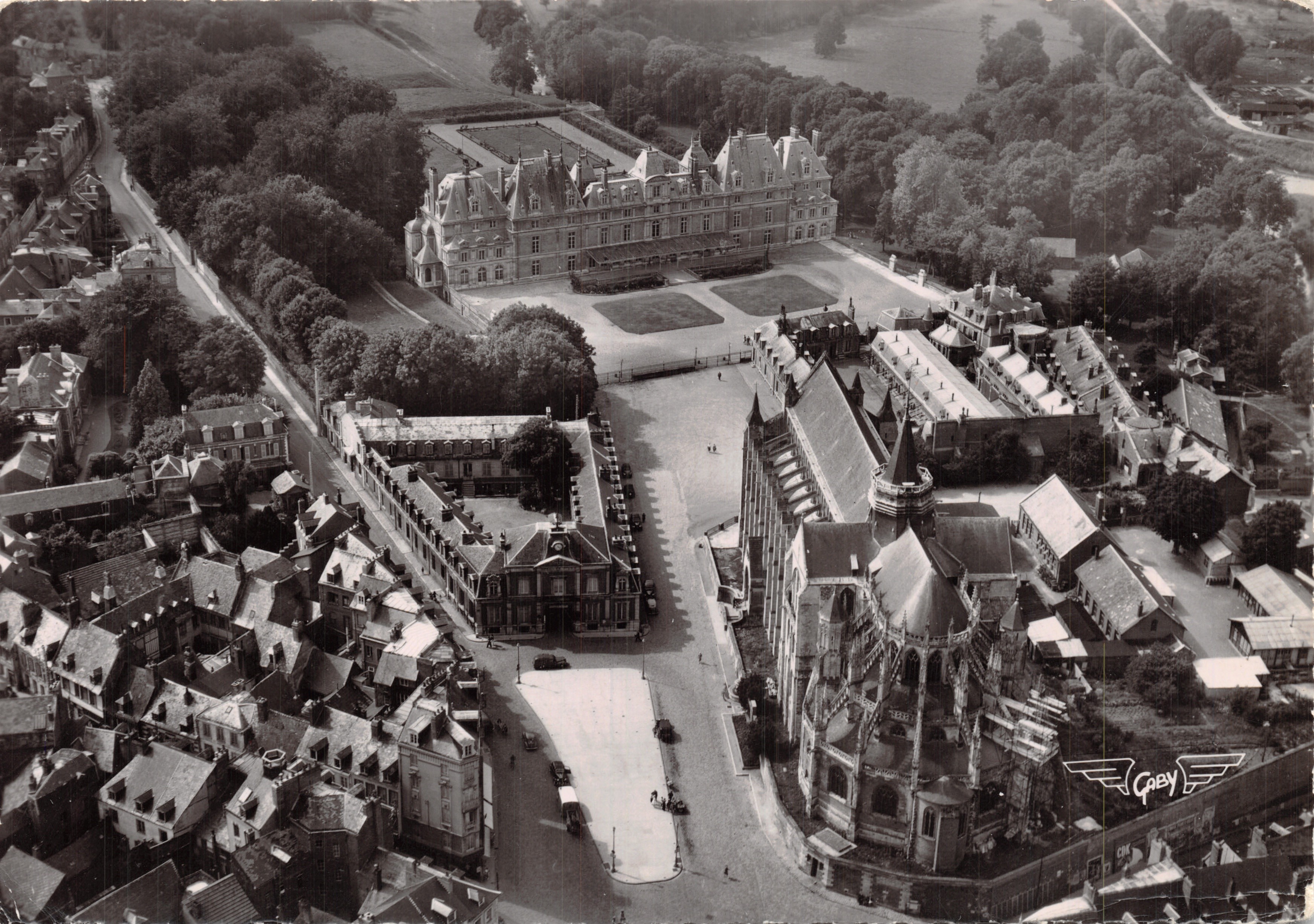 Villeneuve-sur-Lot — The Castle, Saint-Laurent Church and Town Hall — Editions Caby