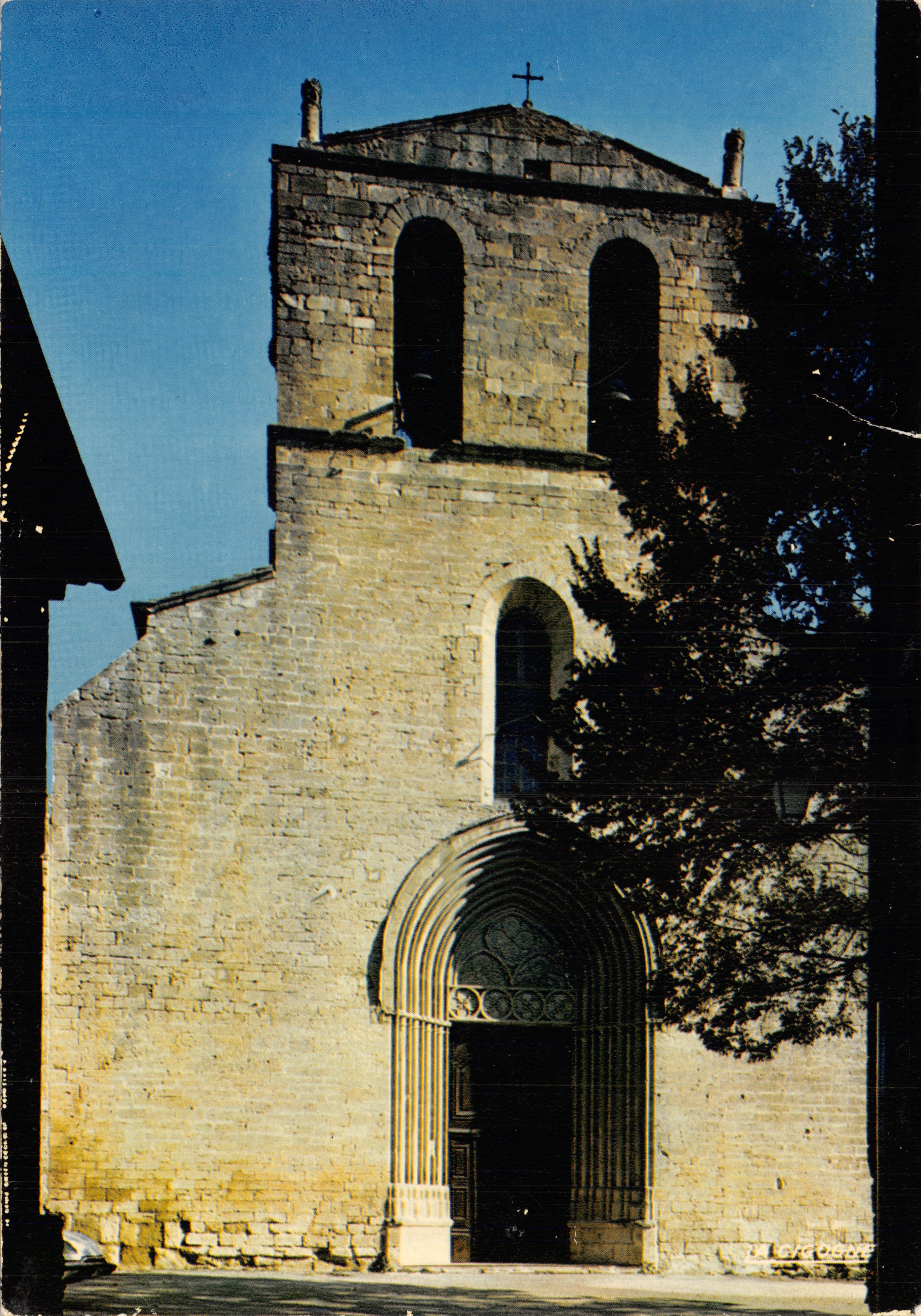 Iglesia de Notre-Dame de Beaulieu — fachada de piedra y torre — editor G. GATOR