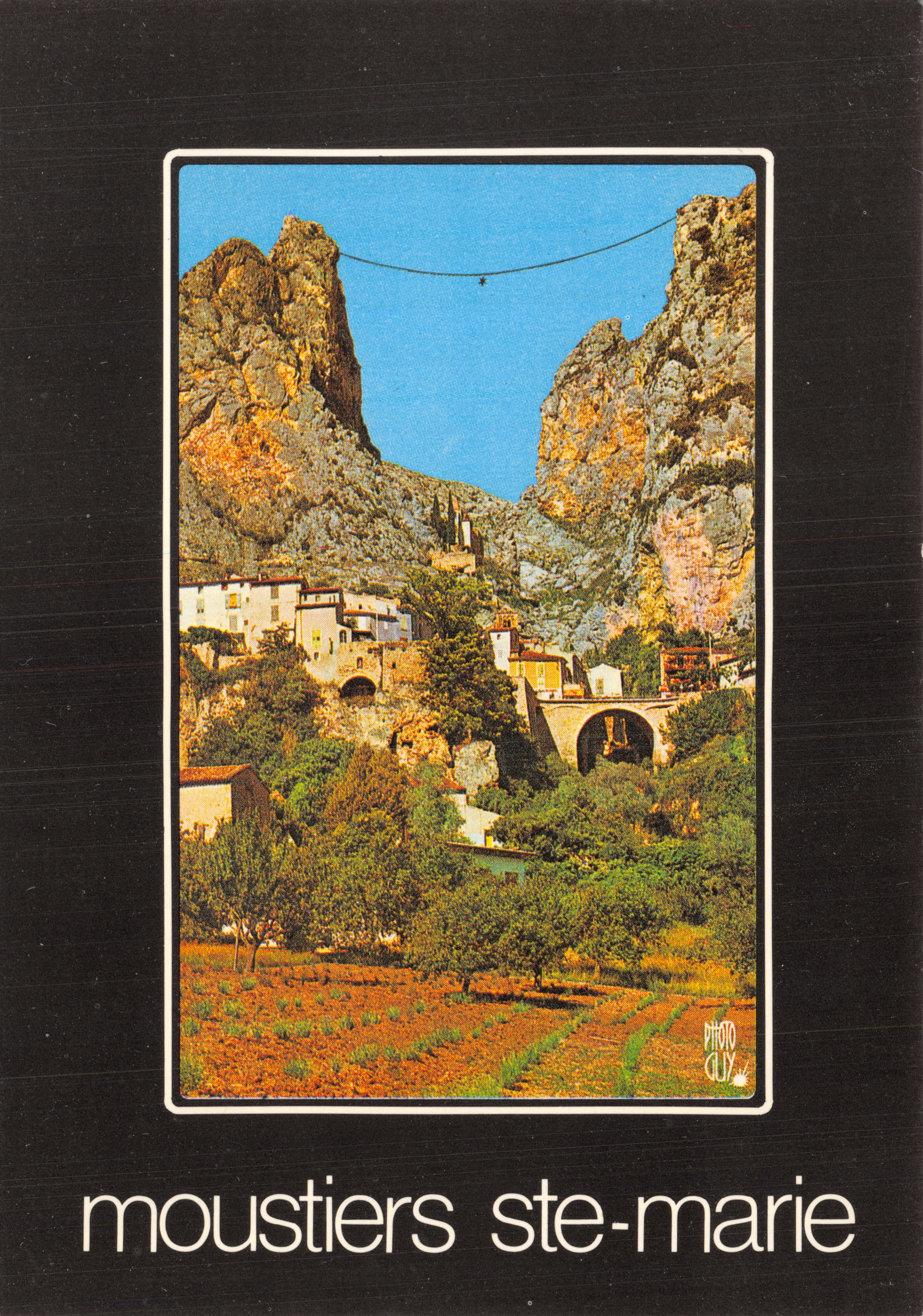 Moustiers-Sté-Marie — pueblo situado entre acantilados y puente de piedra — editor PHOTO GUY