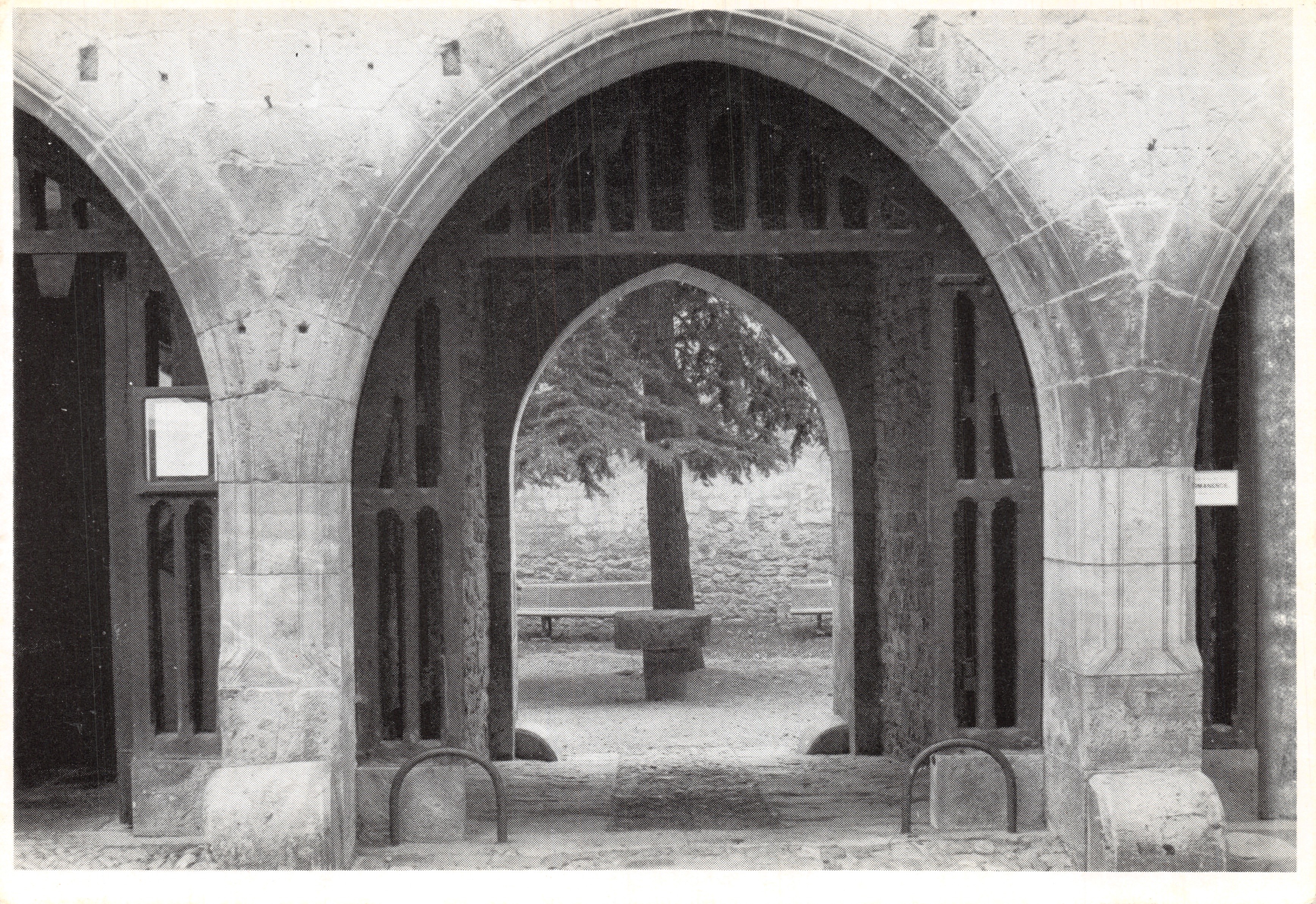 Cortile interno con arcate gotiche — editore C.C.A.S. Montreuil, numero di serie non visibile