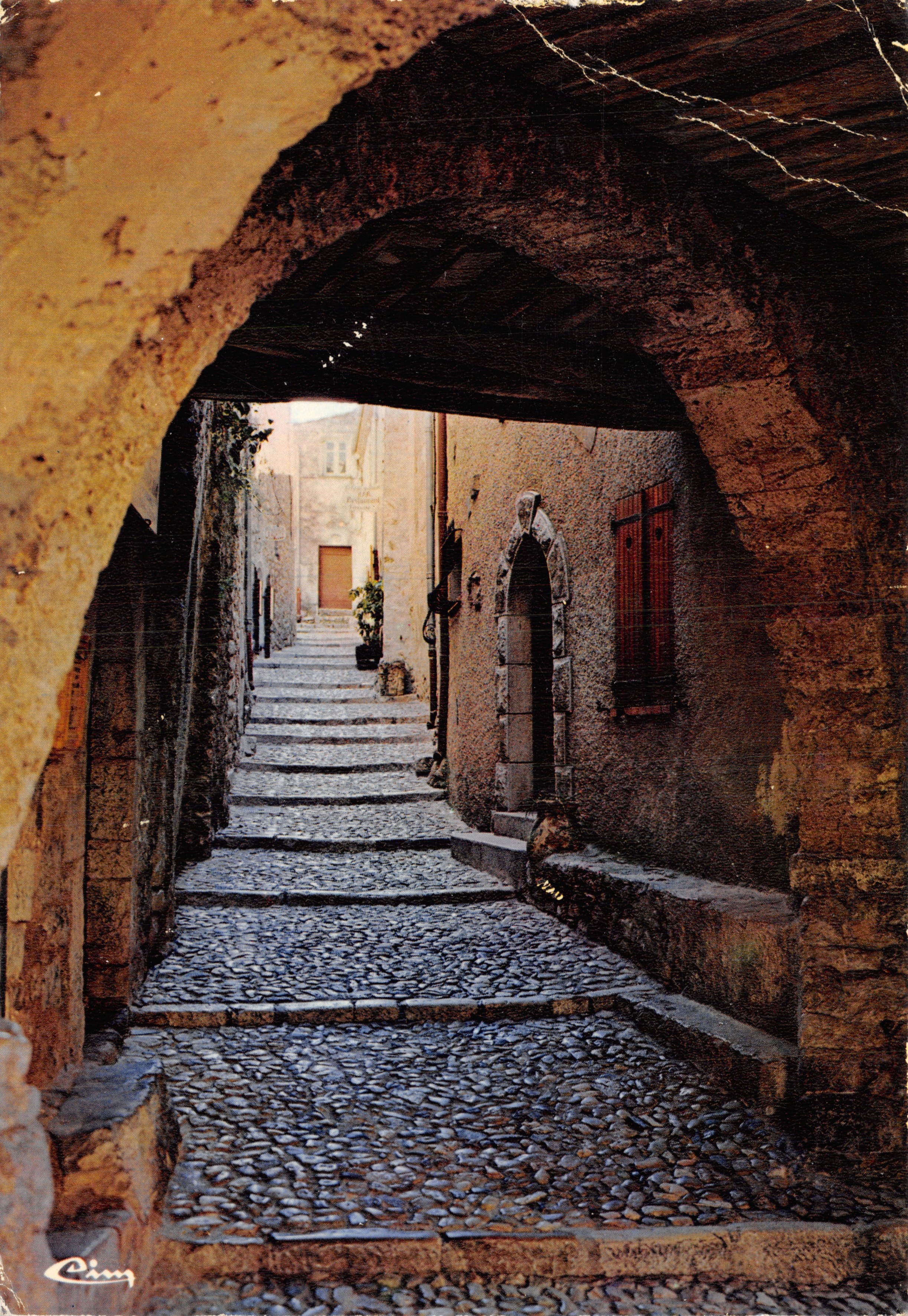 Ste-Agnès (Alpes-Maritimes) — rue ancienne vue depuis un passage voûté — éditeur Cimy