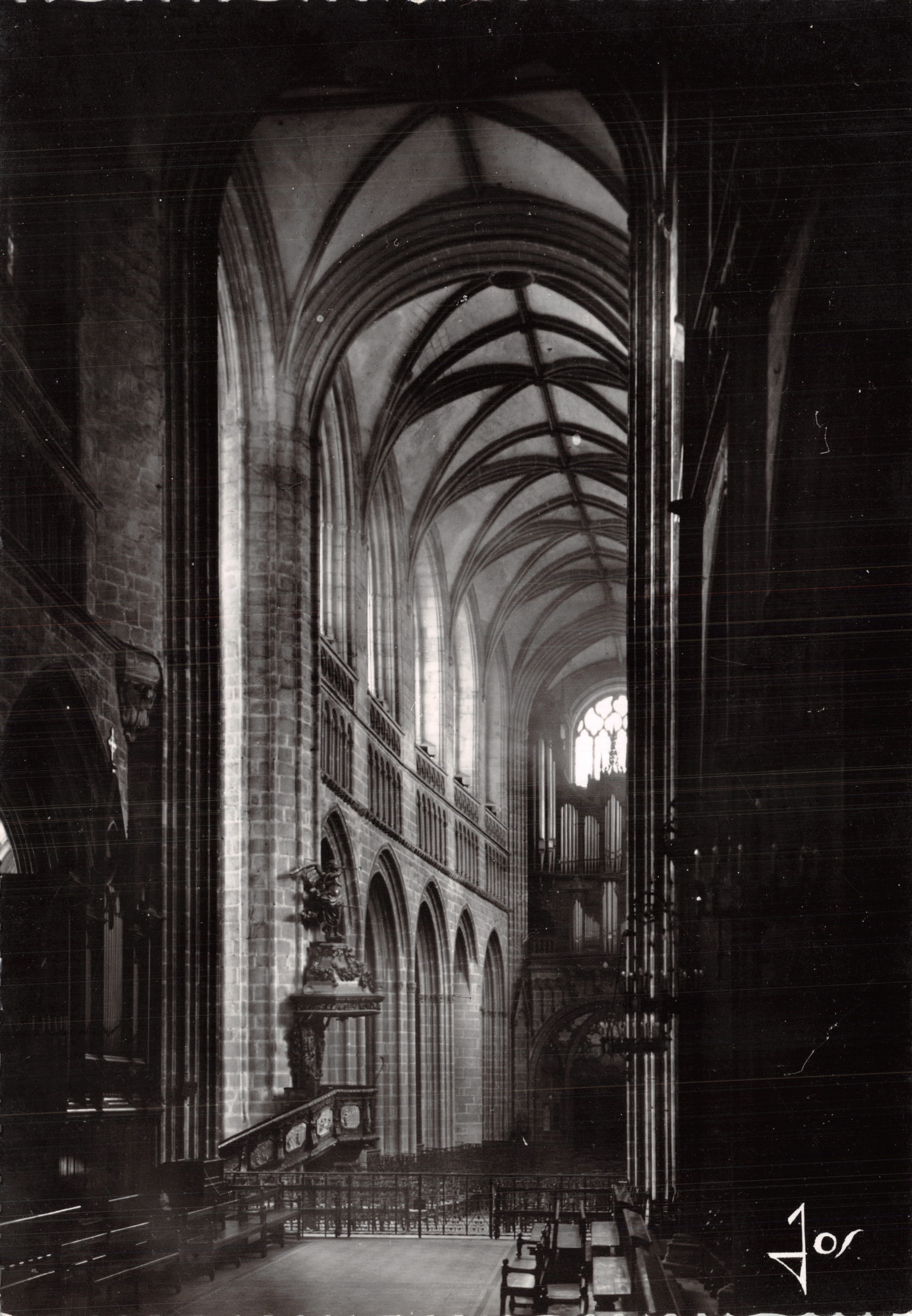 Cathédrale Saint-Corentin — nef centrale et chœur du XVIIe siècle — Éditions d'Art JOS